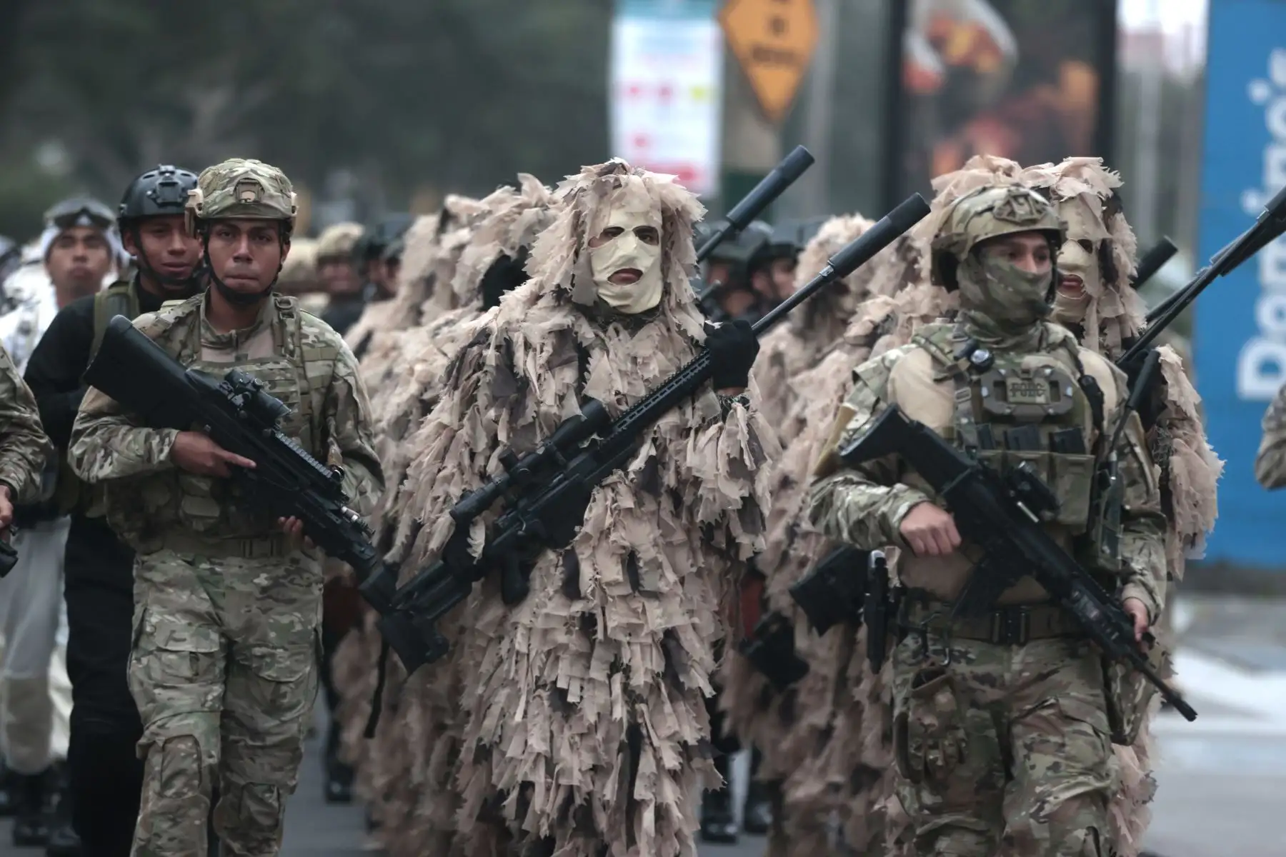 Una vibrante muestra de disciplina y coordinación de movimientos se vive este 29 de julio durante la Gran Parada Cívico Militar. Desde la avenida Brasil, miles de peruanos aprecian el paso firme de hombres y mujeres que llevan la rojiblanca en el pecho.
Foto: ANDINA/Vidal Tarqui