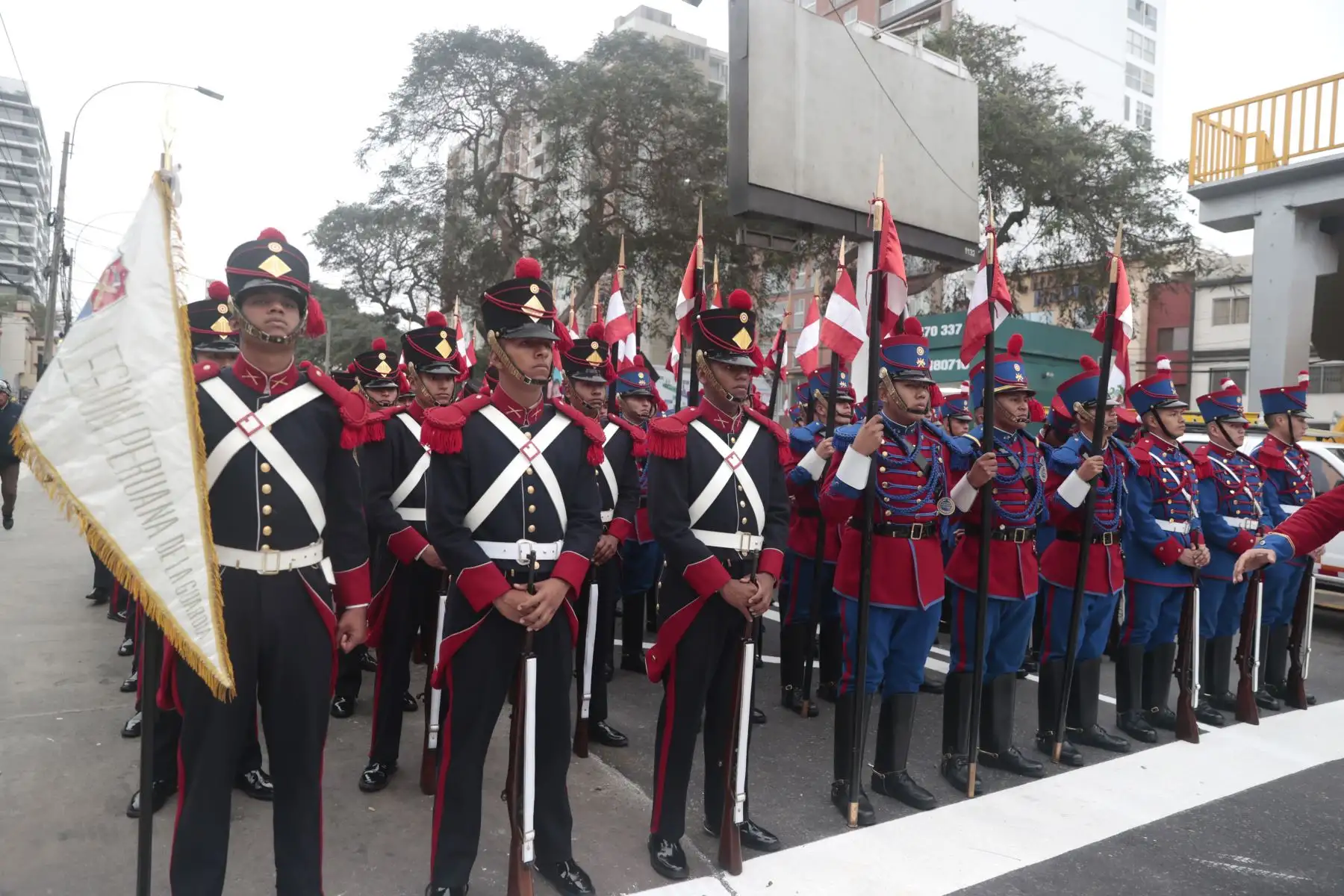 Una vibrante muestra de disciplina y coordinación de movimientos se vive este 29 de julio durante la Gran Parada Cívico Militar. Desde la avenida Brasil, miles de peruanos aprecian el paso firme de hombres y mujeres que llevan la rojiblanca en el pecho.
Foto: ANDINA/Vidal Tarqui