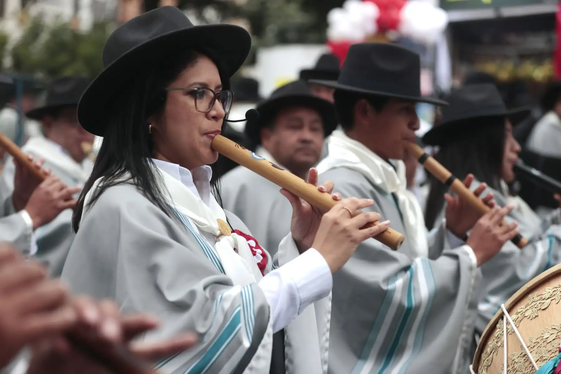 Una vibrante muestra de disciplina y coordinación de movimientos se vive este 29 de julio durante la Gran Parada Cívico Militar. Desde la avenida Brasil, miles de peruanos aprecian el paso firme de hombres y mujeres que llevan la rojiblanca en el pecho.
Foto: ANDINA/Vidal Tarqui