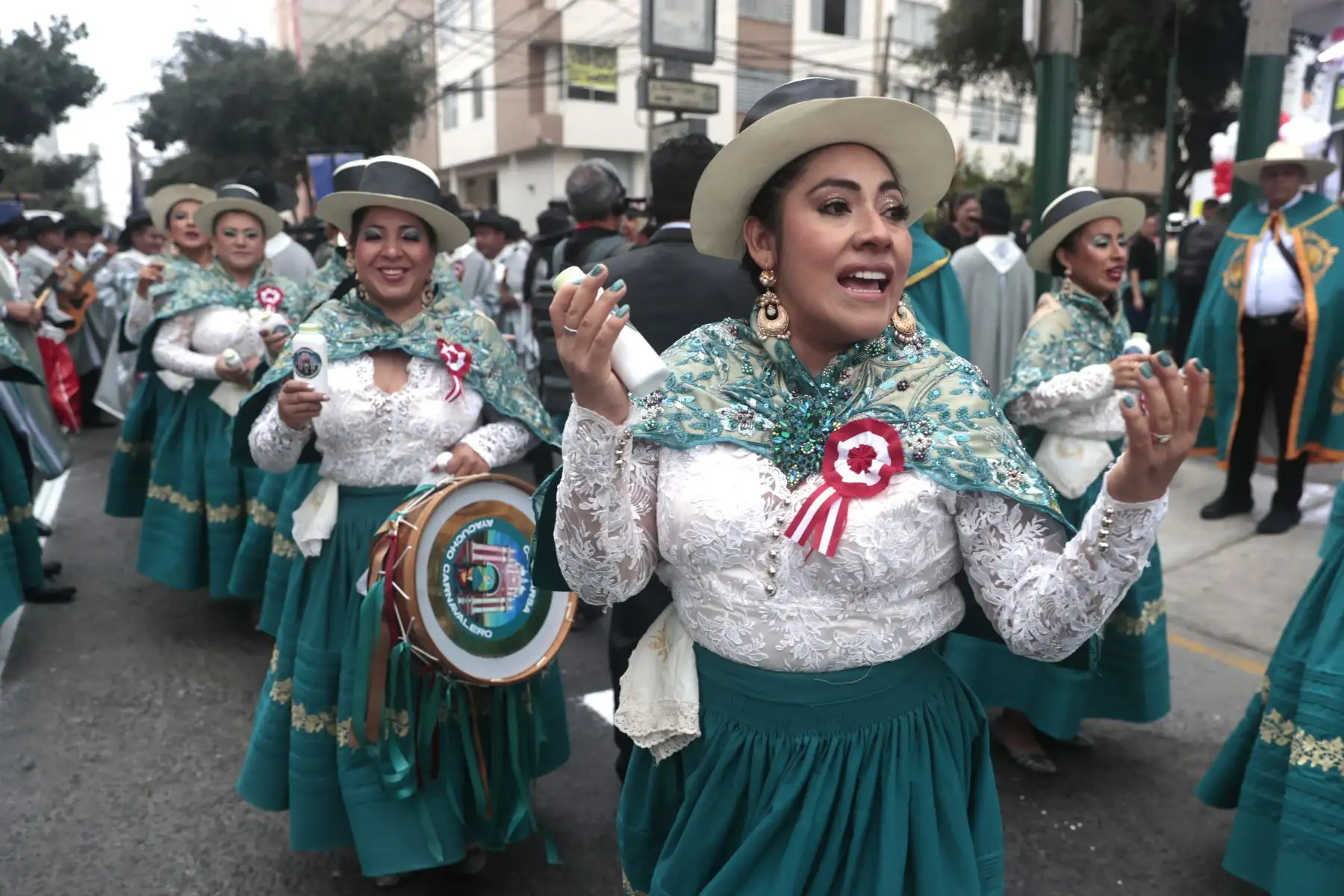 Una vibrante muestra de disciplina y coordinación de movimientos se vive este 29 de julio durante la Gran Parada Cívico Militar. Desde la avenida Brasil, miles de peruanos aprecian el paso firme de hombres y mujeres que llevan la rojiblanca en el pecho.
Foto: ANDINA/Vidal Tarqui
