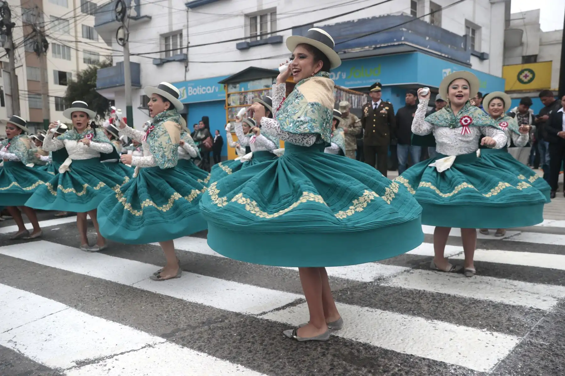 Una vibrante muestra de disciplina y coordinación de movimientos se vive este 29 de julio durante la Gran Parada Cívico Militar. Desde la avenida Brasil, miles de peruanos aprecian el paso firme de hombres y mujeres que llevan la rojiblanca en el pecho.
Foto: ANDINA/Vidal Tarqui