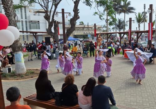 Un día de fiesta se vivió en el Festival Contigo Perú que se celebró en Huanchaco, en Trujillo, por los 204 años de la independencia de Perú. Los asistentes disfrutaron de la música y deliciosa comida.  Foto: Luis Puell