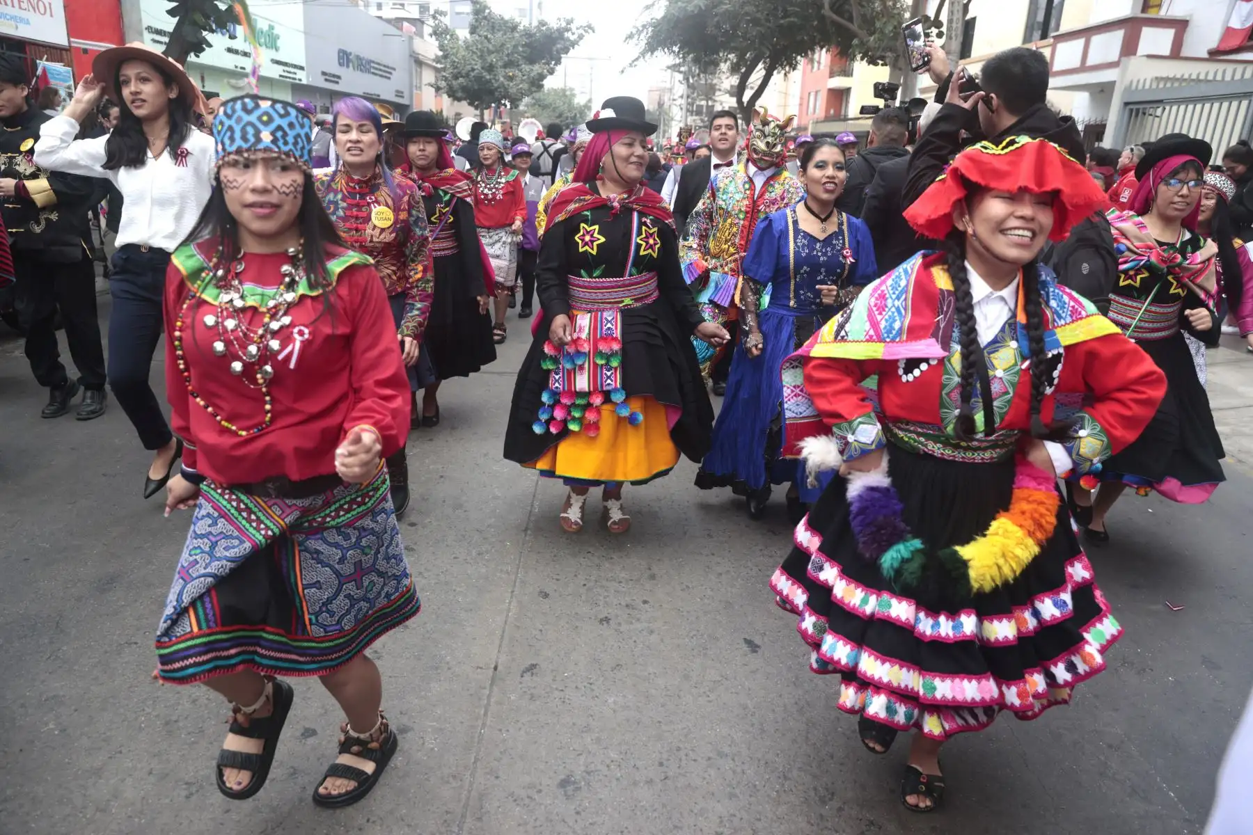 Una vibrante muestra de disciplina y coordinación de movimientos se vive este 29 de julio durante la Gran Parada Cívico Militar. Desde la avenida Brasil, miles de peruanos aprecian el paso firme de hombres y mujeres que llevan la rojiblanca en el pecho. Foto: ANDINA/Vidal Tarqui