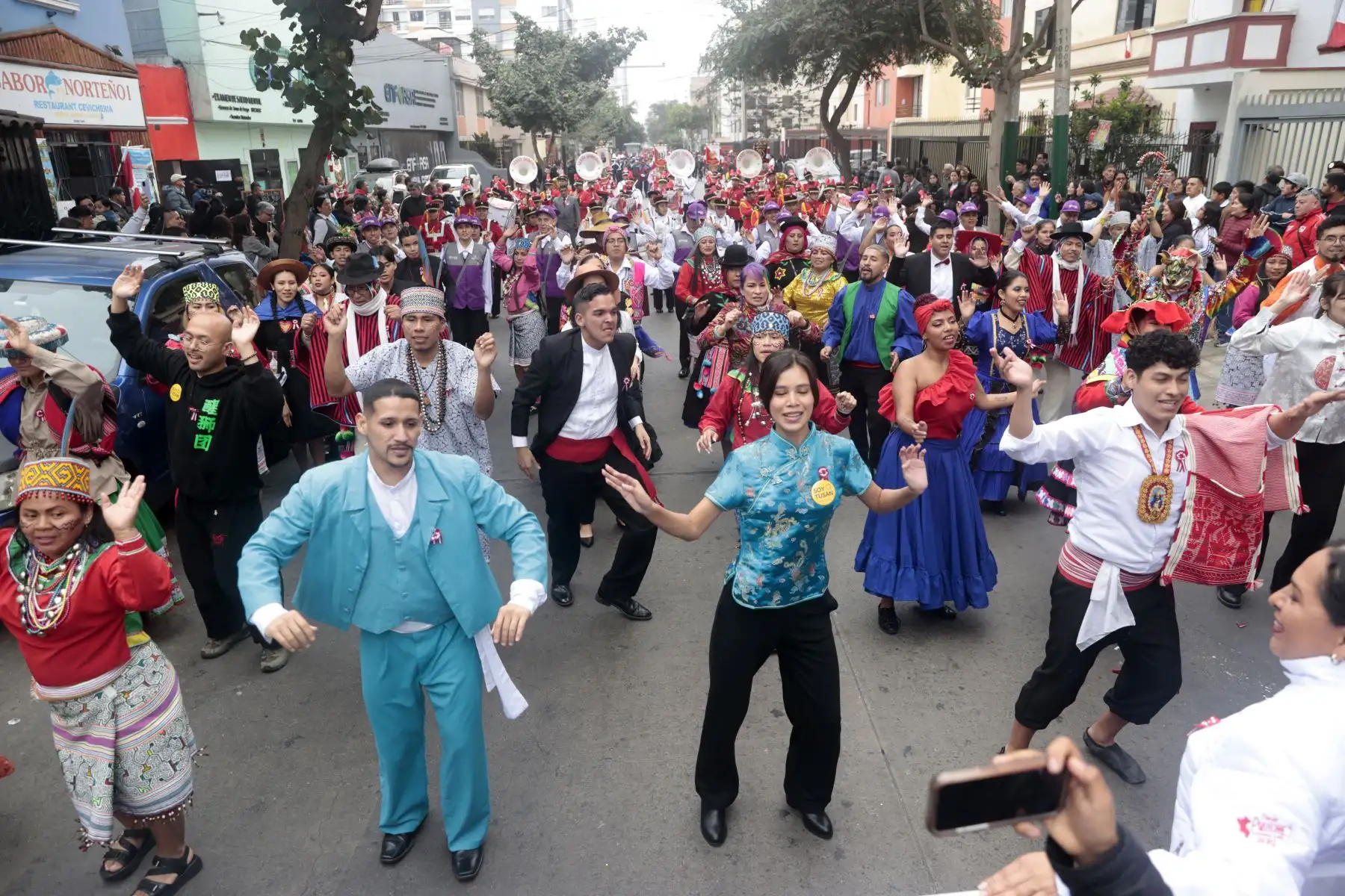 Una vibrante muestra de disciplina y coordinación de movimientos se vive este 29 de julio durante la Gran Parada Cívico Militar. Desde la avenida Brasil, miles de peruanos aprecian el paso firme de hombres y mujeres que llevan la rojiblanca en el pecho. Foto: ANDINA/Vidal Tarqui