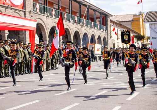 En un ambiente cargado de fervor patriótico, cientos de ciudadanos ayacuchanos se congregaron este lunes 28 de julio en la histórica Plaza Mayor de para presenciar el Desfile Cívico-Militar por el aniversario 204 de la Independencia de Perú. ANDINA/Difusión