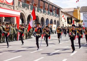 En un ambiente cargado de fervor patriótico, cientos de ciudadanos ayacuchanos se congregaron este lunes 28 de julio en la histórica Plaza Mayor de para presenciar el Desfile Cívico-Militar por el aniversario 204 de la Independencia de Perú. ANDINA/Difusión