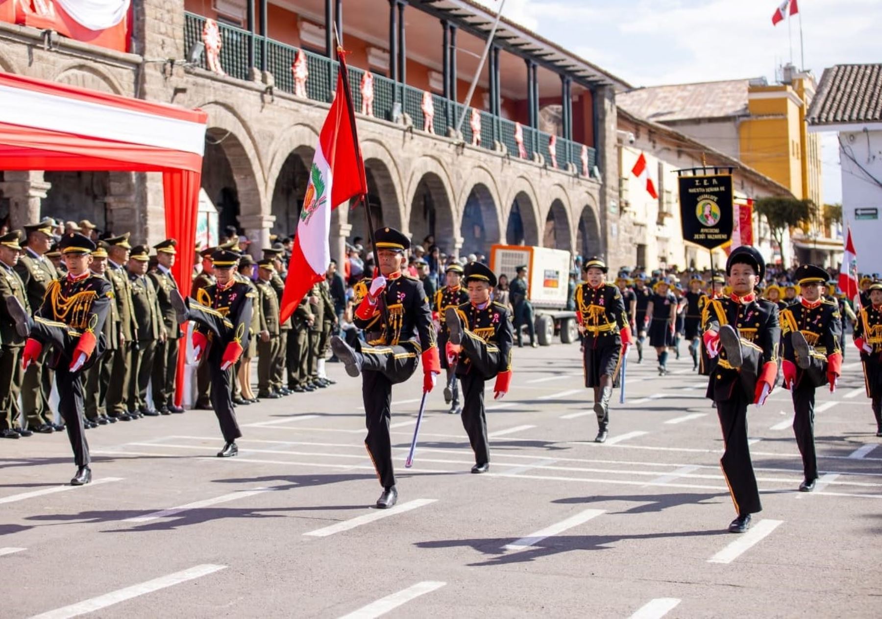 En un ambiente cargado de fervor patriótico, cientos de ciudadanos ayacuchanos se congregaron este lunes 28 de julio en la histórica Plaza Mayor de para presenciar el Desfile Cívico-Militar por el aniversario 204 de la Independencia de Perú. ANDINA/Difusión
