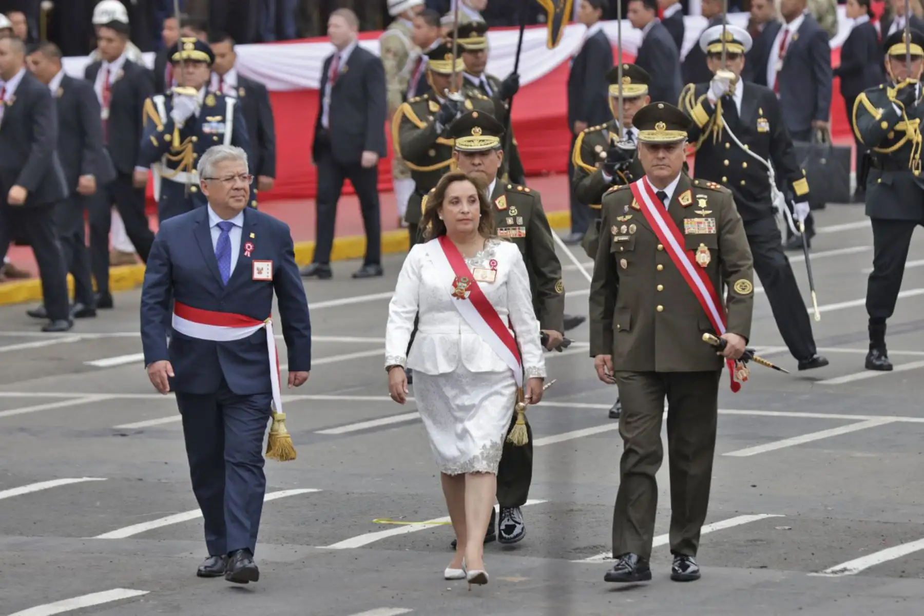 Empieza la Gran Parada y Desfile Cívico Militar 2025 con los honores a la Presidenta de la República, Dina Boluarte, y el izamiento del Pabellón Nacional y la entonación del himno nacional. 
Foto: ANDINA / Luis Iparraguirre