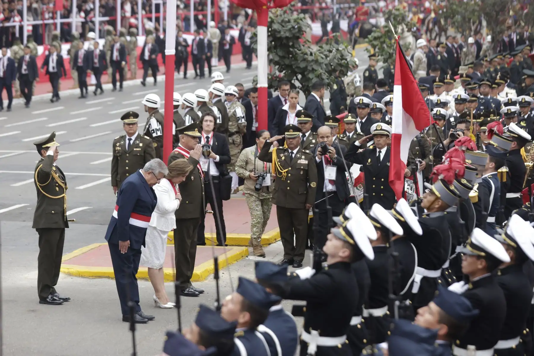 Empieza la Gran Parada y Desfile Cívico Militar 2025 con los honores a la Presidenta de la República, Dina Boluarte, y el izamiento del Pabellón Nacional y la entonación del himno nacional. 
Foto: ANDINA / Luis Iparraguirre