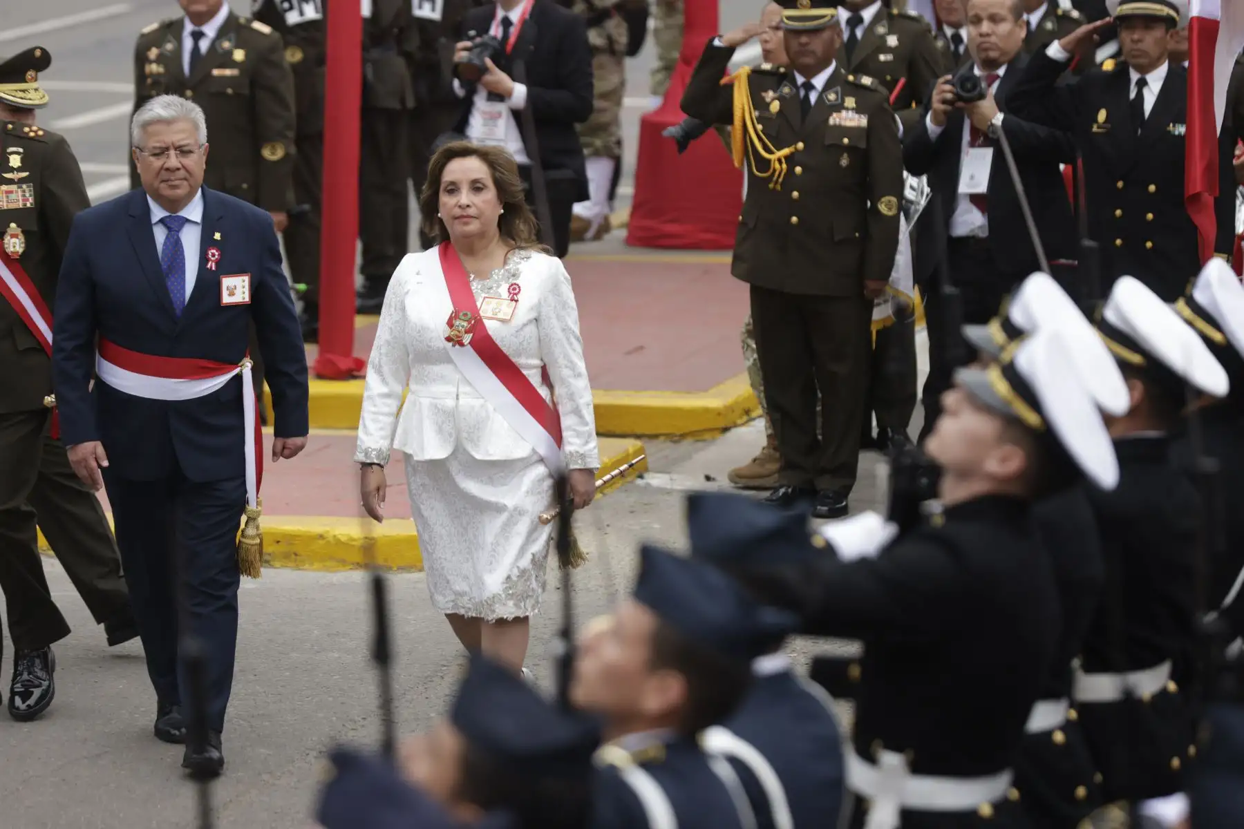 Empieza la Gran Parada y Desfile Cívico Militar 2025 con los honores a la Presidenta de la República, Dina Boluarte, y el izamiento del Pabellón Nacional y la entonación del himno nacional. 
Foto: ANDINA / Luis Iparraguirre