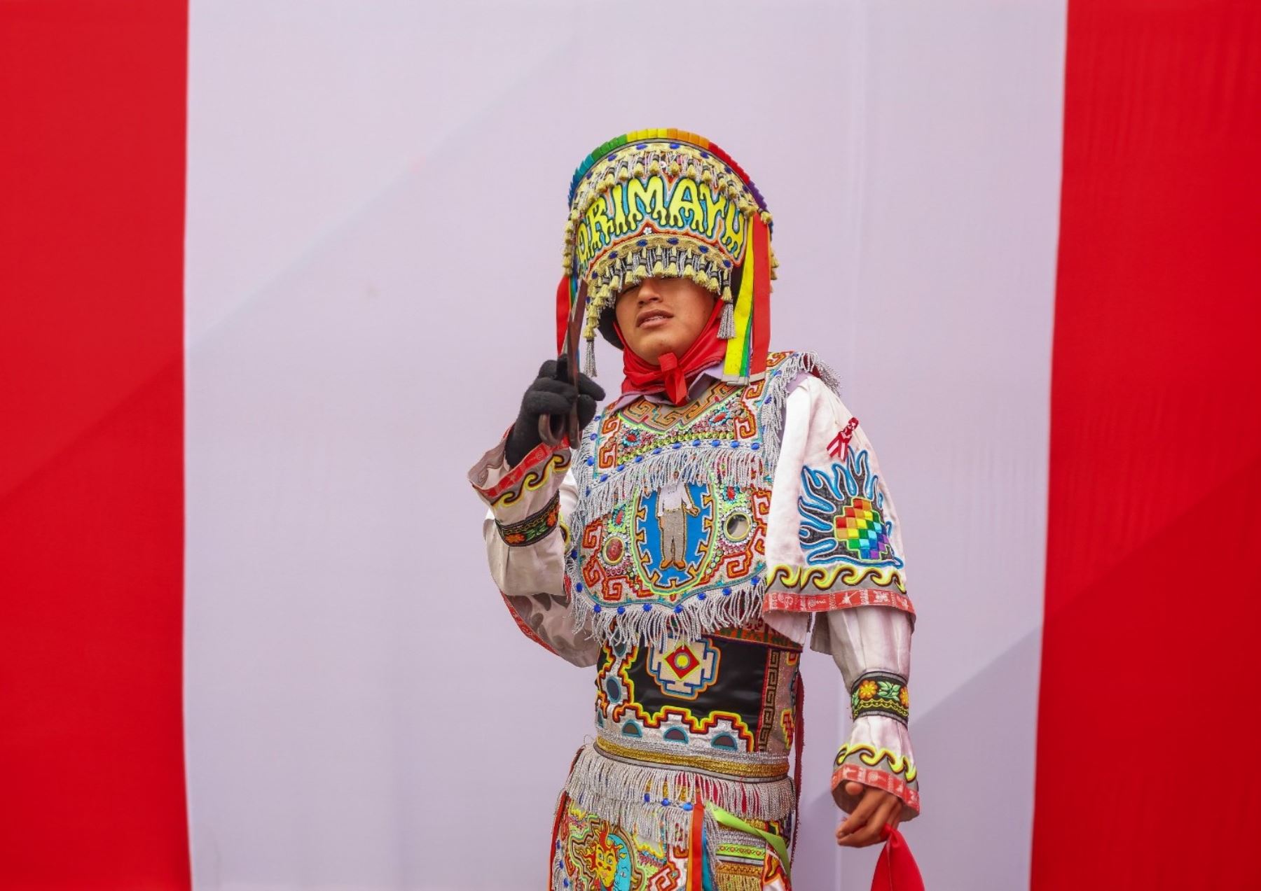 La danza de las tijeras es uno de los bailes emblemáticos de Perú. Hoy una delegación participó de la Gran Parada y Desfile Cívico Militar para orgullo de los peruanos por esta danza reconocida como Patrimonio de la Humanidad.