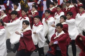 La delegación sanmarquina estuvo conformada por 119 integrantes, entre estudiantes y decanos de diversas facultades. Su paso por la avenida Brasil fue ovacionado tanto por las autoridades en el palco de honor como por el público presente a lo largo del recorrido. Foto: ANDINA