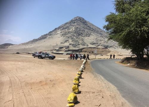 Bomberos, policías, miembros de Serenazgo y brigadistas del SAMU realizan esfuerzos para localizar a los jóvenes que se encuentran perdidos en el cerro APRA del distrito de Moche. ANDINA/Difusión
