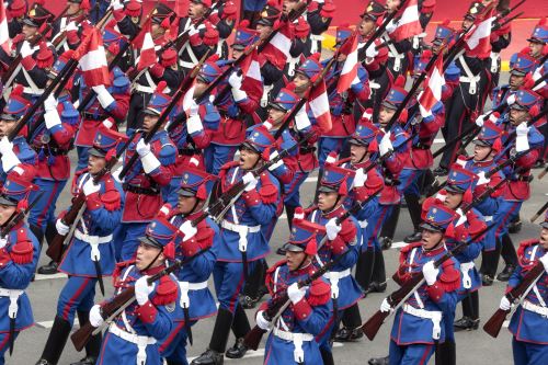 La FAP desfiló con gallardía y emocionó al público con su sobrevuelo en la Parada Militar. Foto: ANDINA/Vidal Tarqui