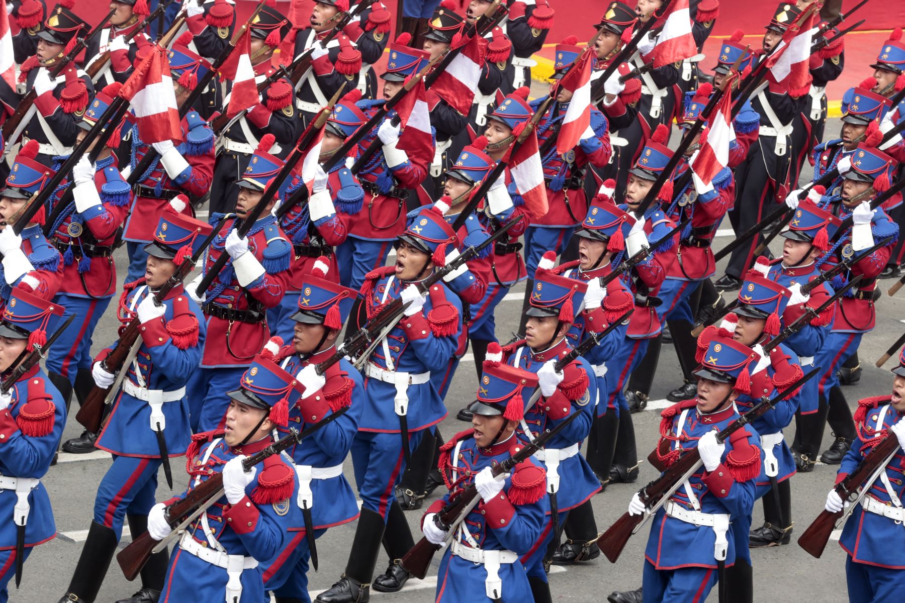La FAP desfiló con gallardía y emocionó al público con su sobrevuelo en la Parada Militar. Foto: ANDINA/Vidal Tarqui