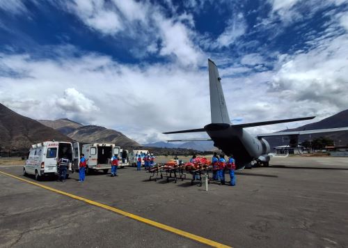 El SAMU, el SIS y la FAP trasladan por vía aérea a cinco pacientes de Huánuco afectados con graves quemaduras. Ellos fueron internados en hospitales de Lima. ANDINA/Difusión