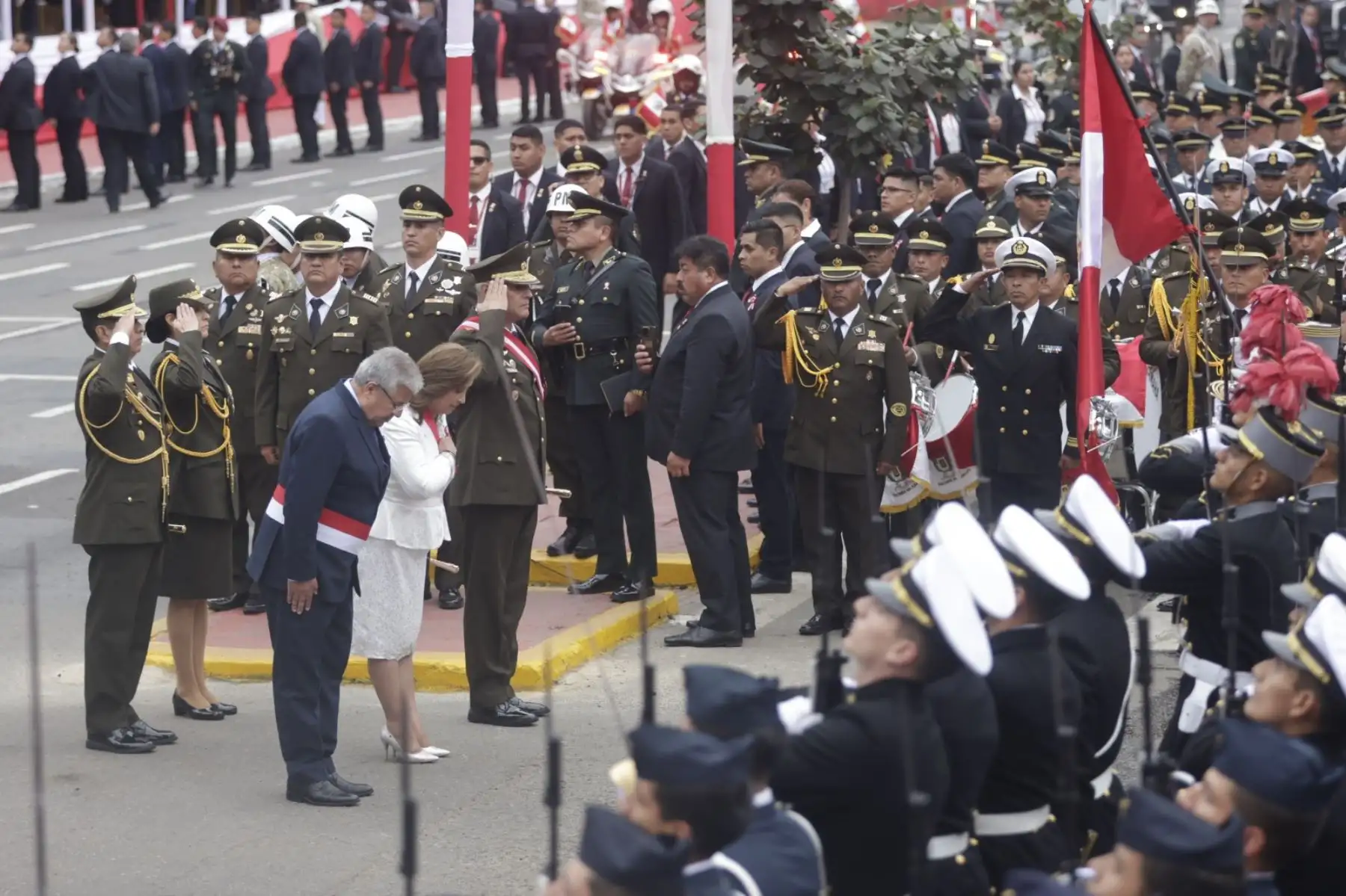 La presidenta de la república, Dina Boluarte al termino de la Gran Parada y Desfile Cívico Militar en Homenaje a la Patria por el 204° Aniversario de la Independencia Nacional del Perú, acto solemne que contará con la participación de los titulares del Congreso de la República y Poder Judicial, así como altas autoridades de las Fuerzas Armadas, Policía Nacional y otras instituciones.
Foto: ANDINA/Luis Iparraguirre