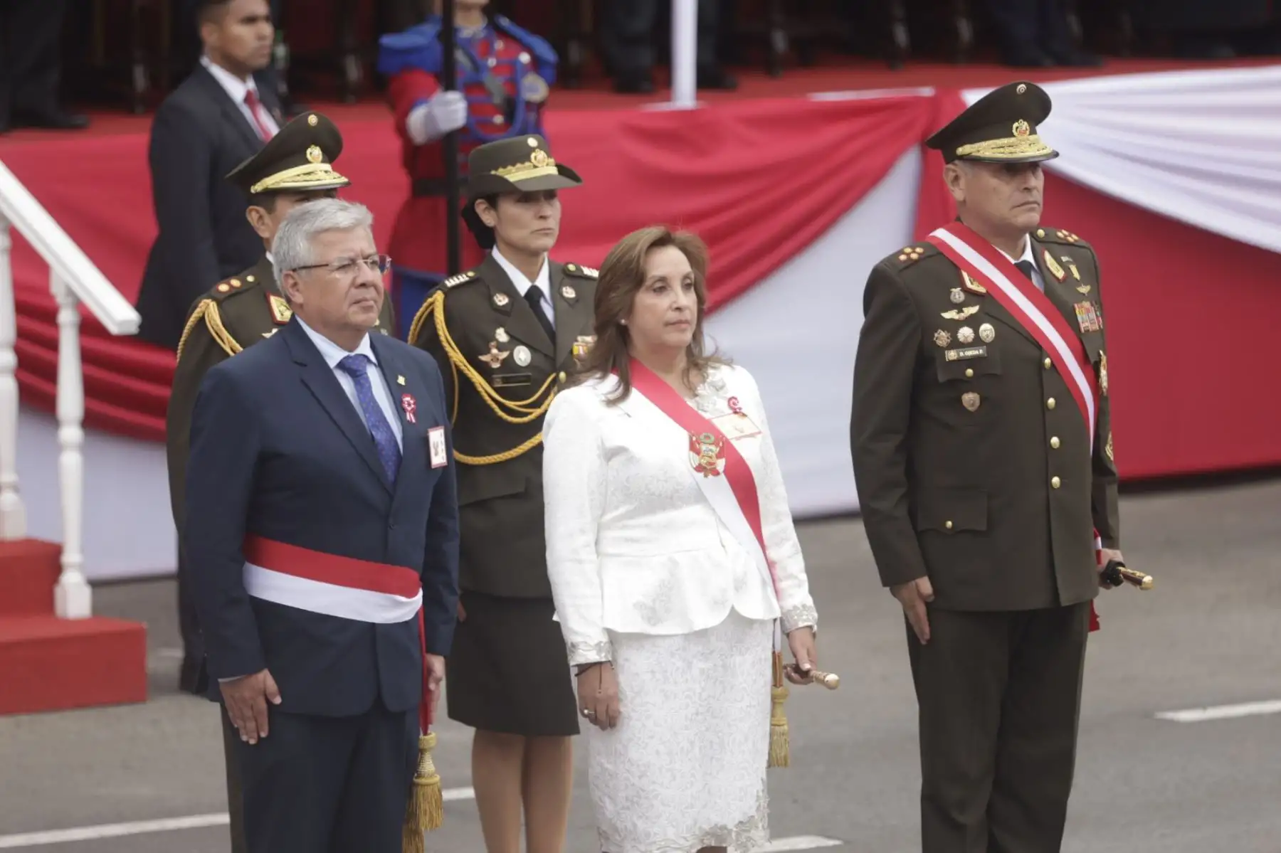 La presidenta de la república, Dina Boluarte al termino de la Gran Parada y Desfile Cívico Militar en Homenaje a la Patria por el 204° Aniversario de la Independencia Nacional del Perú, acto solemne que contará con la participación de los titulares del Congreso de la República y Poder Judicial, así como altas autoridades de las Fuerzas Armadas, Policía Nacional y otras instituciones.
Foto: ANDINA/Luis Iparraguirre