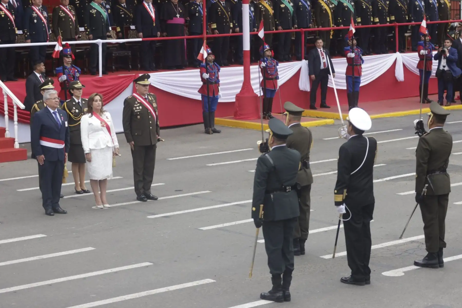 La presidenta de la república, Dina Boluarte al termino de la Gran Parada y Desfile Cívico Militar en Homenaje a la Patria por el 204° Aniversario de la Independencia Nacional del Perú, acto solemne que contará con la participación de los titulares del Congreso de la República y Poder Judicial, así como altas autoridades de las Fuerzas Armadas, Policía Nacional y otras instituciones.
Foto: ANDINA/Luis Iparraguirre