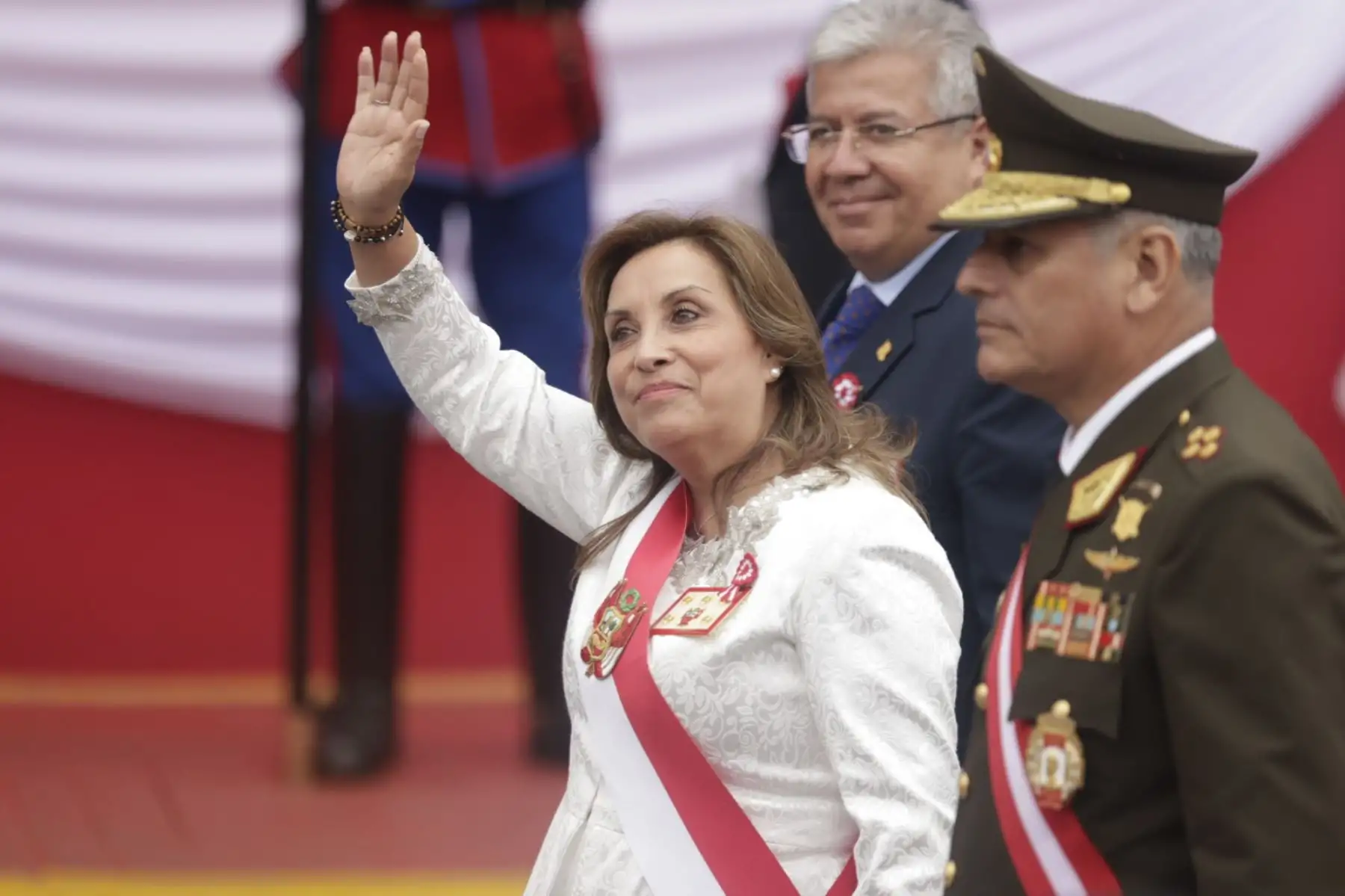 La presidenta de la república, Dina Boluarte al termino de la Gran Parada y Desfile Cívico Militar en Homenaje a la Patria por el 204° Aniversario de la Independencia Nacional del Perú, acto solemne que contará con la participación de los titulares del Congreso de la República y Poder Judicial, así como altas autoridades de las Fuerzas Armadas, Policía Nacional y otras instituciones.
Foto: ANDINA/Luis Iparraguirre