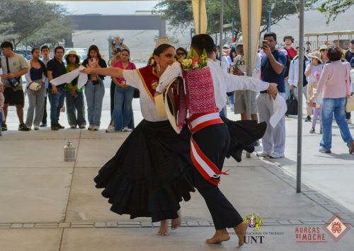 Trujillanos celebraron Fiestas Patrias con visita a huacas de Moche. ANDINA/Difusión