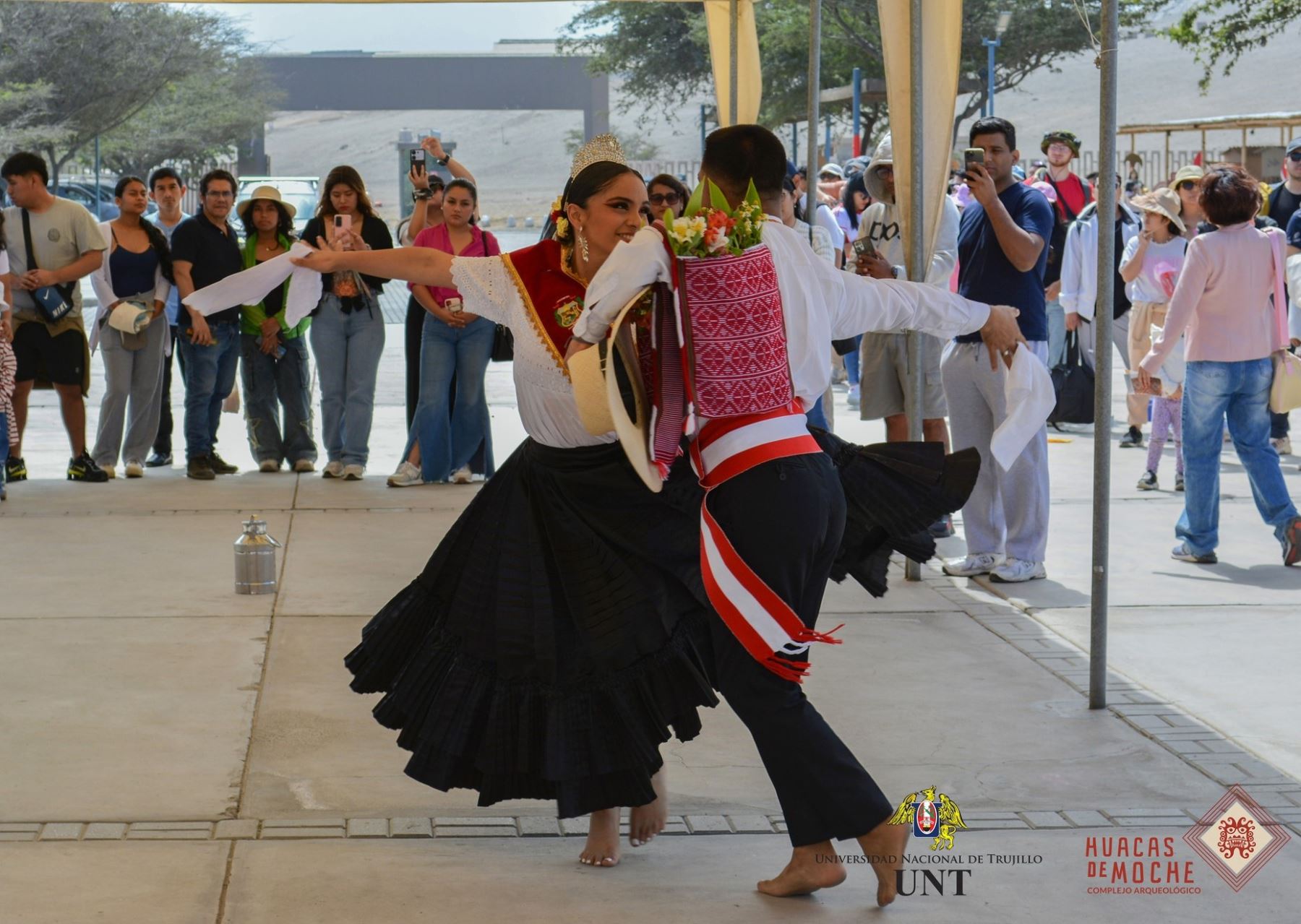 Trujillanos celebraron Fiestas Patrias con visita a huacas de Moche. ANDINA/Difusión