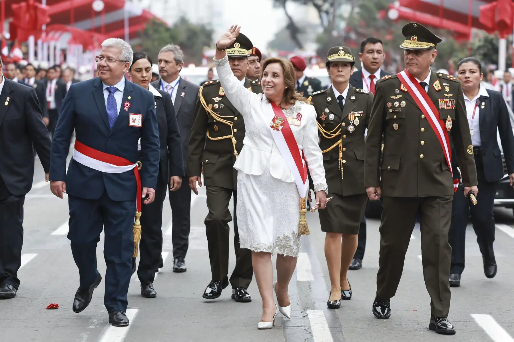 La presidenta de la república, Dina Boluarte al termino de la Gran Parada y Desfile Cívico Militar en Homenaje a la Patria por el 204° Aniversario de la Independencia Nacional del Perú. Foto: ANDINA/Prensa Presidencia