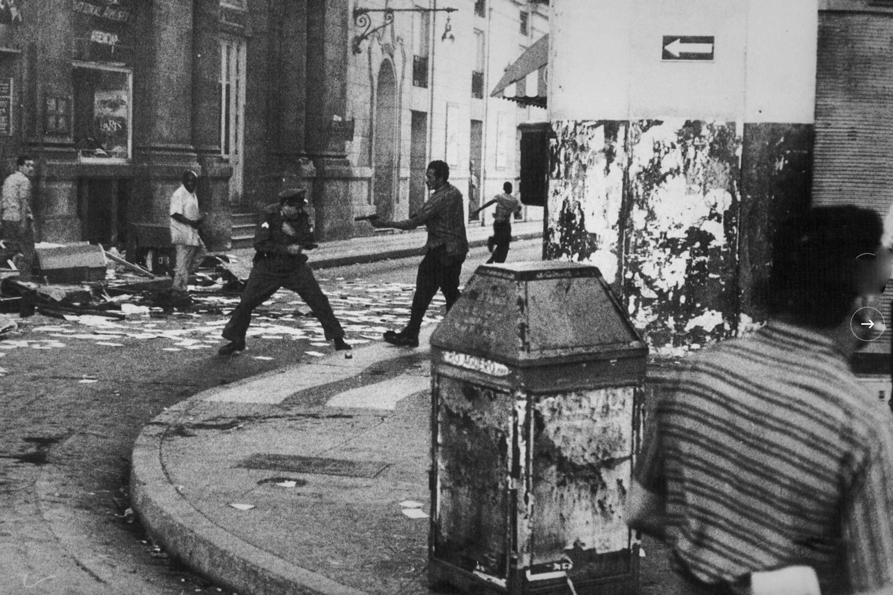 1 de enero de 1959

Combate callejero durante los últimos días de la revolución en La Habana, Cuba. La Revolución Cubana, que comenzó en julio de 1953 con un ataque armado a una base militar por parte de Fidel Castro y su Movimiento 26 de Julio, culminó el 1 de enero de 1959 con la huida del país del presidente Fulgencio Batista y la capitulación de su ejército. El ejército rebelde, liderado por el Che Guevara y Camilo Cienfuegos, entró en La Habana el 2 de enero, al que se unió Castro el 8 de enero. Foto