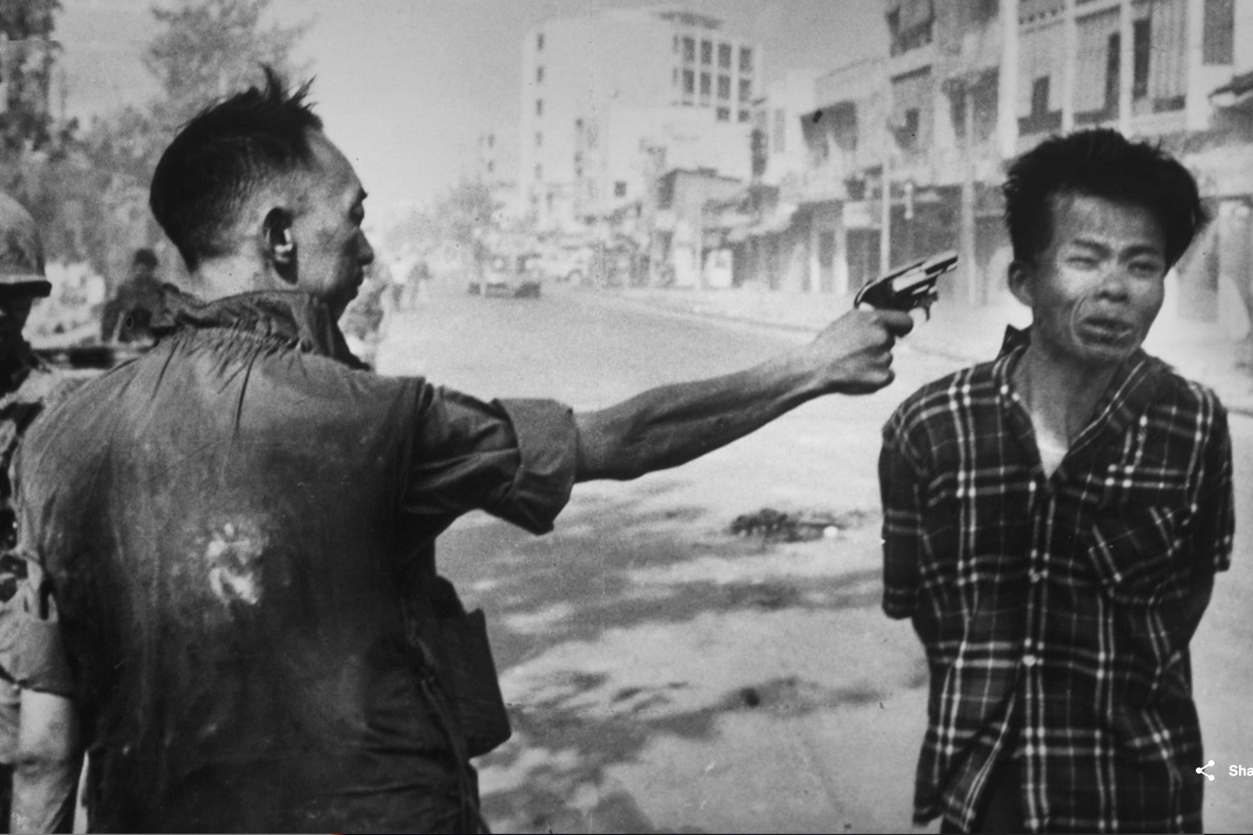 1 de febrero de 1968

El jefe de la Policía Nacional de Vietnam del Sur, Nguyen Ngoc Loan, ejecuta a Nguyen Van Lem, presunto miembro del Viet Cong, en el segundo día de la Ofensiva del Tet durante la Guerra de Vietnam. Foto: Word Press Photo(Eddie Adams)