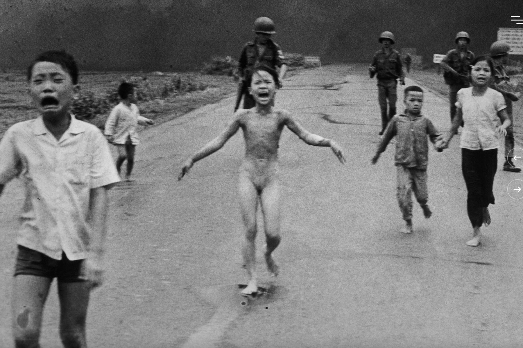 8 de junio de 1972

Pie de foto original de World Press Photo (1973)
Phan Thị Kim Phúc (centro) huye con otros niños después de que aviones survietnamitas lanzaran napalm por error sobre tropas y civiles survietnamitas. Foto: Word Press Photo