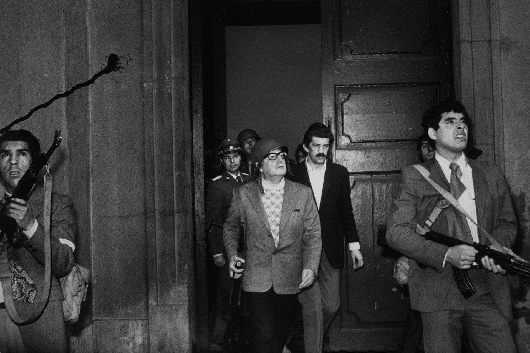 11 de septiembre de 1973

Santiago, Chile. Salvador Allende, el primer presidente socialista elegido democráticamente en Chile, con casco, acompañado de su círculo íntimo, sale del palacio presidencial de La Moneda en Santiago durante el golpe militar del 11 de septiembre de 1973. Salvador Allende había ganado las elecciones presidenciales de Chile en 1970, convirtiéndose en el primer presidente socialista elegido democráticamente en el país. Foto: Word Press Photo (Orlando Lagos)