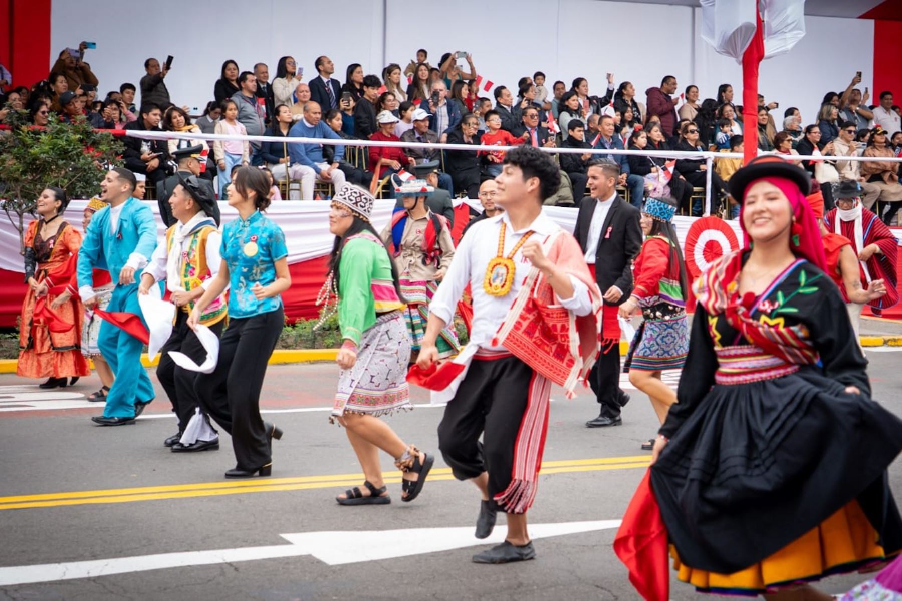 La participación del Ministerio de Cultura incluyó a la cantante lírica Josefina Brivio, danzantes de tijeras y la delegación "Yo me identifico con orgullo" con representantes de pueblos indígenas, afroperuanos y comunidad tusán. Foto: Mincul