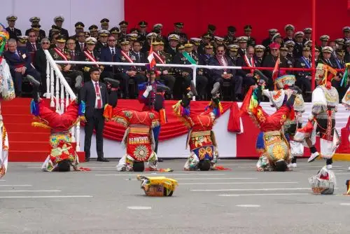 La participación del Ministerio de Cultura incluyó a la cantante lírica Josefina Brivio, danzantes de tijeras y la delegación "Yo me identifico con orgullo" con representantes de pueblos indígenas, afroperuanos y comunidad tusán. Foto: Mincul
