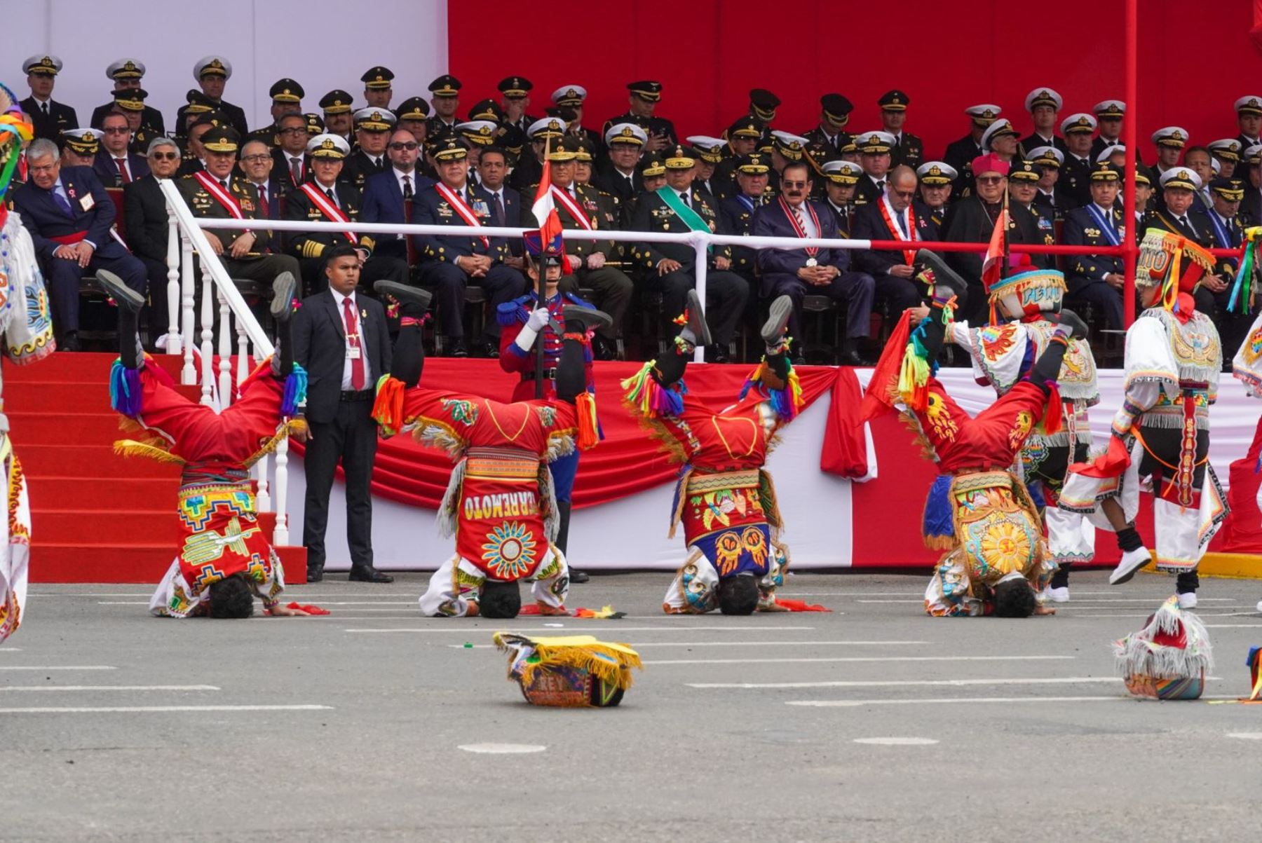 La participación del Ministerio de Cultura incluyó a la cantante lírica Josefina Brivio, danzantes de tijeras y la delegación "Yo me identifico con orgullo" con representantes de pueblos indígenas, afroperuanos y comunidad tusán. Foto: Mincul