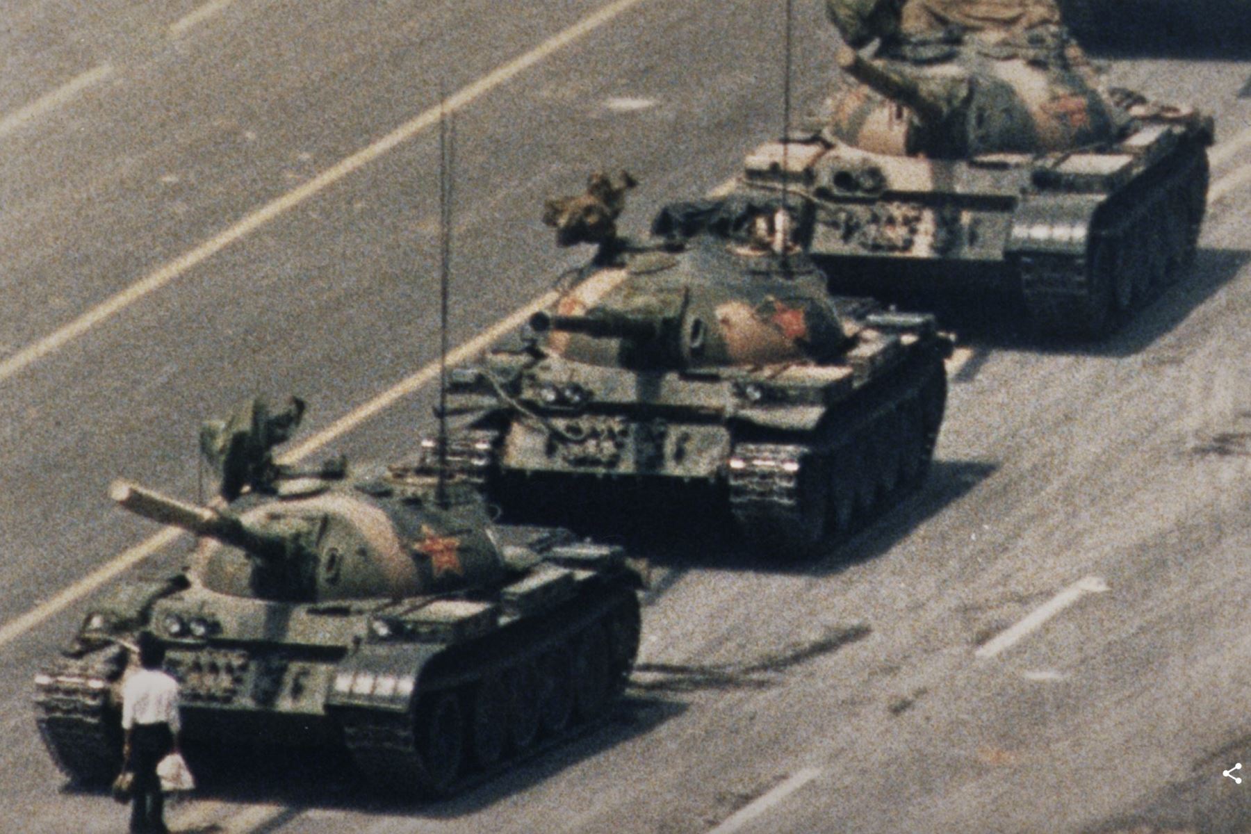5 de junio de 1989

Un manifestante se enfrenta a una hilera de tanques del Ejército Popular de Liberación en la avenida Chang