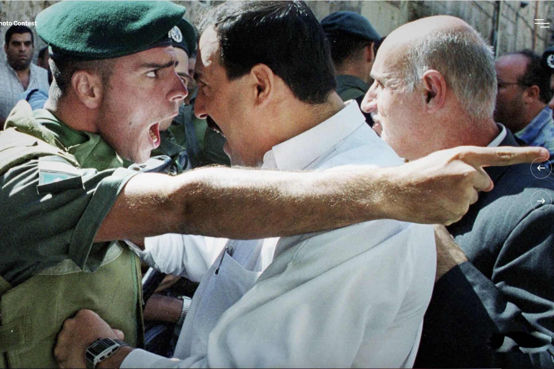 13 de octubre de 2000

Un policía fronterizo israelí discute con un palestino en la Ciudad Vieja de Jerusalén. Al hombre se le había negado la entrada a la mezquita de Al-Aqsa para las oraciones del viernes durante el Ramadán. Las fuerzas de seguridad israelíes impidieron que los hombres palestinos menores de 45 años asistieran a las oraciones tras los disturbios en Cisjordania y la Franja de Gaza. Foto: Word Press Photo (Amit Shabi)