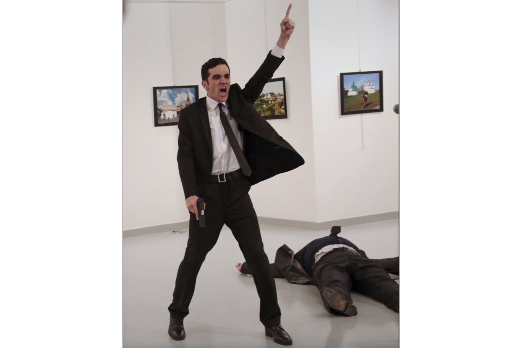 19 diciembre, 2016


Mevlüt Mert Altıntaş grita después de dispararle al embajador ruso Andrey Karlov, en una galería de arte en Ankara. Foto: Word Press Photo (Burhan Ozbilici)