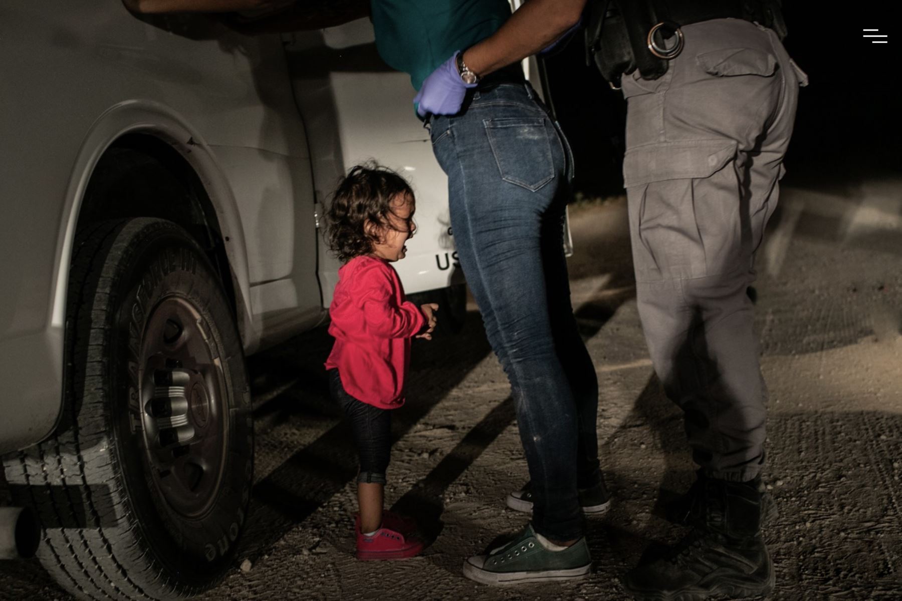 12 de junio de 2018

La niña hondureña Yanela Sánchez llora mientras ella y su madre, Sandra Sánchez, son detenidas por agentes fronterizos estadounidenses en McAllen, Texas, el 12 de junio.

Familias inmigrantes cruzaron el Río Grande en balsa desde México y fueron detenidas por las autoridades estadounidenses. Sandra Sánchez contó que ella y su hija habían viajado durante un mes por Centroamérica y México antes de llegar a Estados Unidos para solicitar asilo. El gobierno de Trump había anunciado una p