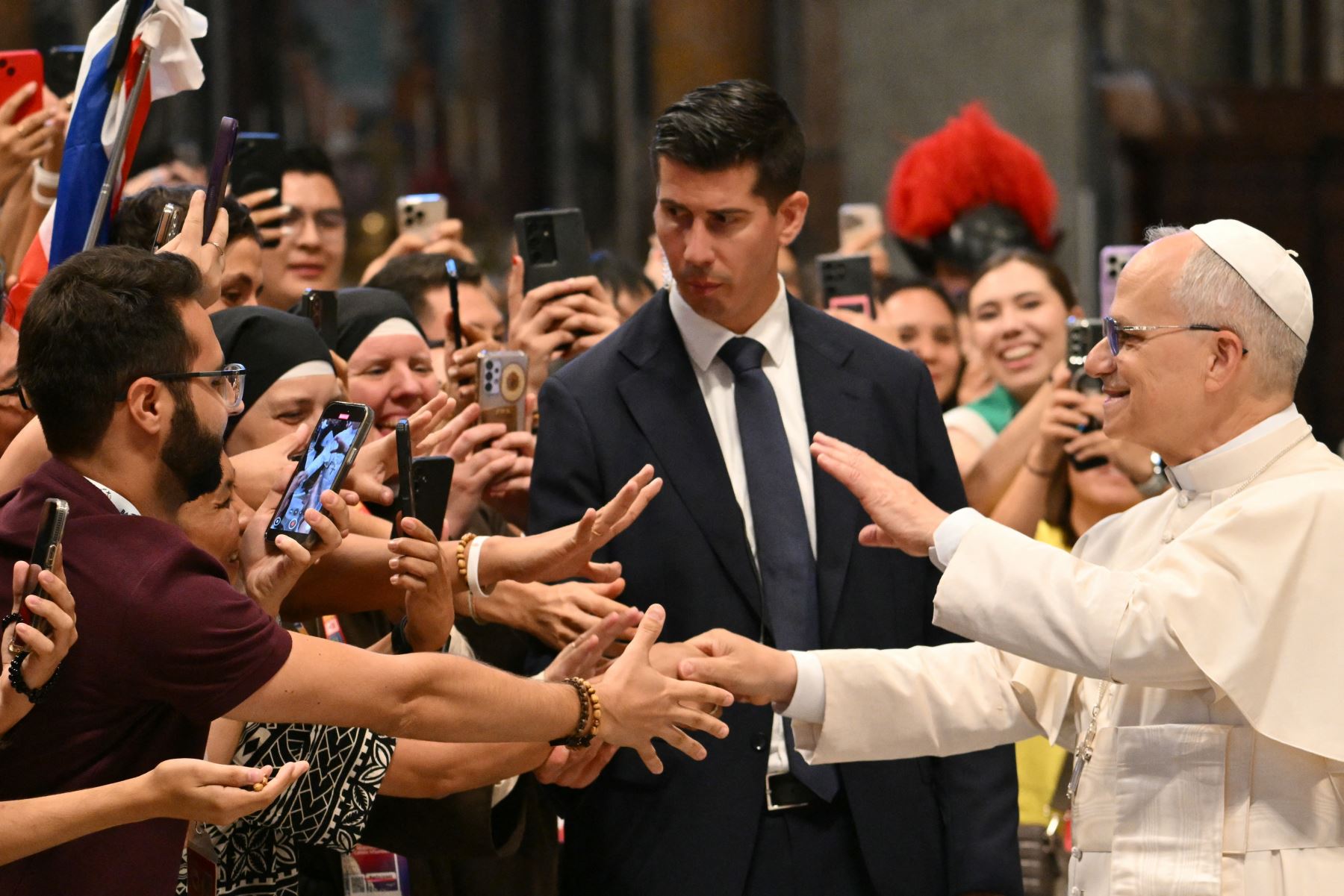 El Papa León XIV (R) saluda a los fieles durante la misa por el Jubileo de los misioneros digitales e influencers católicos celebrada por el cardenal filipino Luis Antonio Tagle en la Basílica de San Pedro del Vaticano. Foto: AFP
