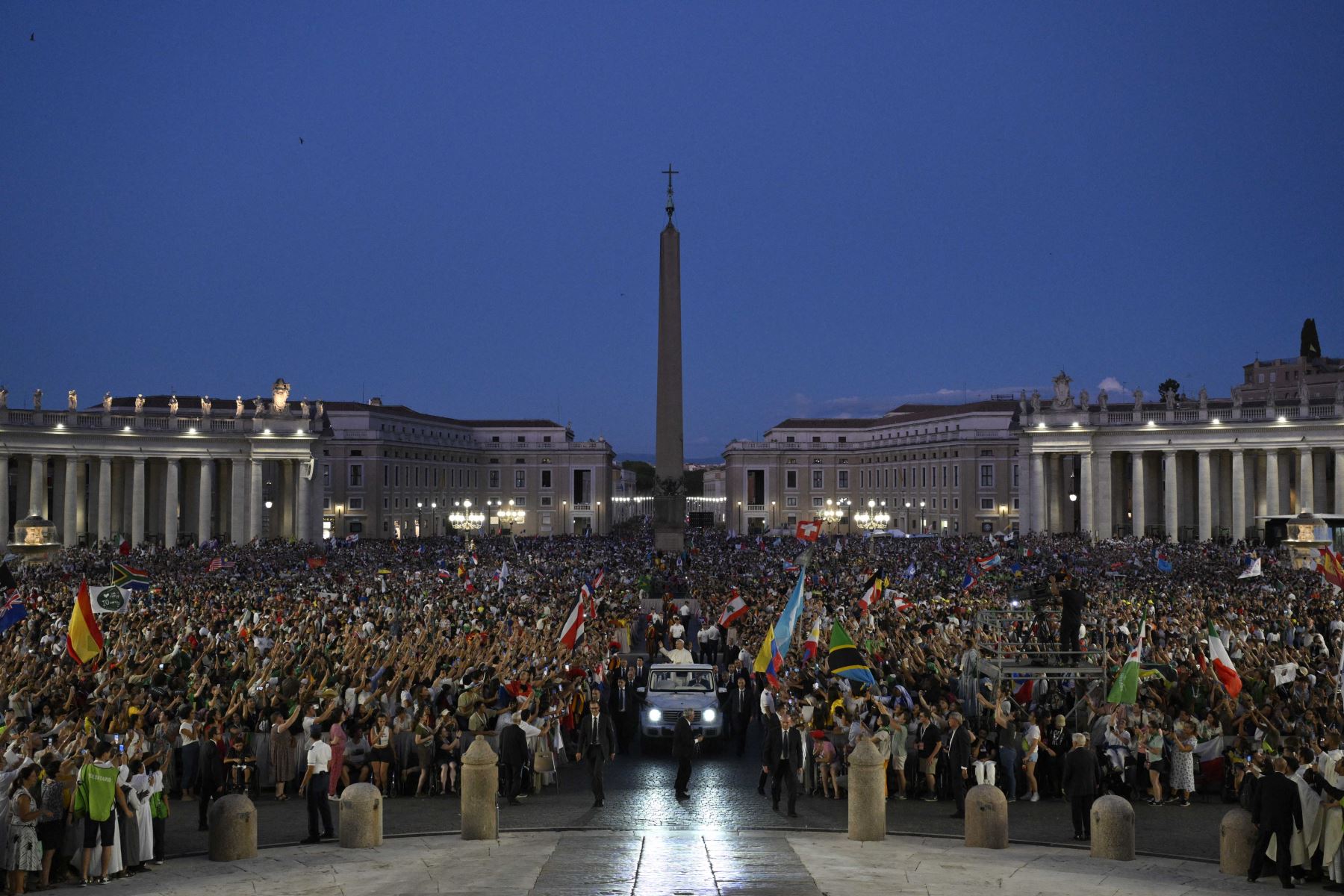 Esta foto difundida por la oficina de prensa del Vaticano, Vatican Media, muestra al Papa León XIV saludando al llegar inesperadamente en el Papamóvil para saludar a los peregrinos que esperaban en la Plaza de San Pedro, antes de la misa inaugural del Jubileo de la Juventud en el Vaticano. Decenas de miles de jóvenes católicos de todo el mundo se reunieron en Roma para una semana de peregrinación durante el Jubileo de la Juventud del Vaticano, un evento que se celebra cada 25 años. AFP