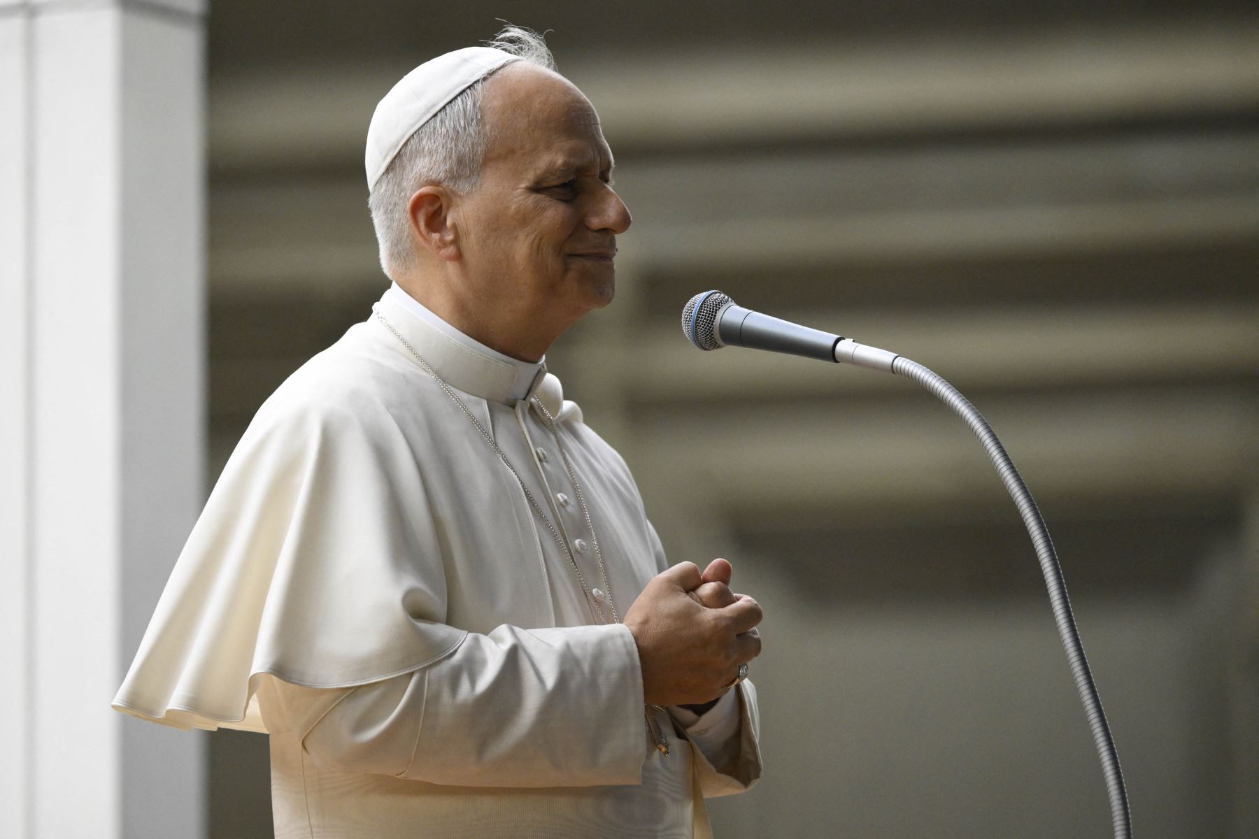 Esta foto difundida por la oficina de prensa del Vaticano, Vatican Media, muestra al Papa León XIV saludando al llegar inesperadamente en el Papamóvil para saludar a los peregrinos que esperaban en la Plaza de San Pedro, antes de la misa inaugural del Jubileo de la Juventud en el Vaticano. Decenas de miles de jóvenes católicos de todo el mundo se reunieron en Roma para una semana de peregrinación durante el Jubileo de la Juventud del Vaticano, un evento que se celebra cada 25 años. AFP