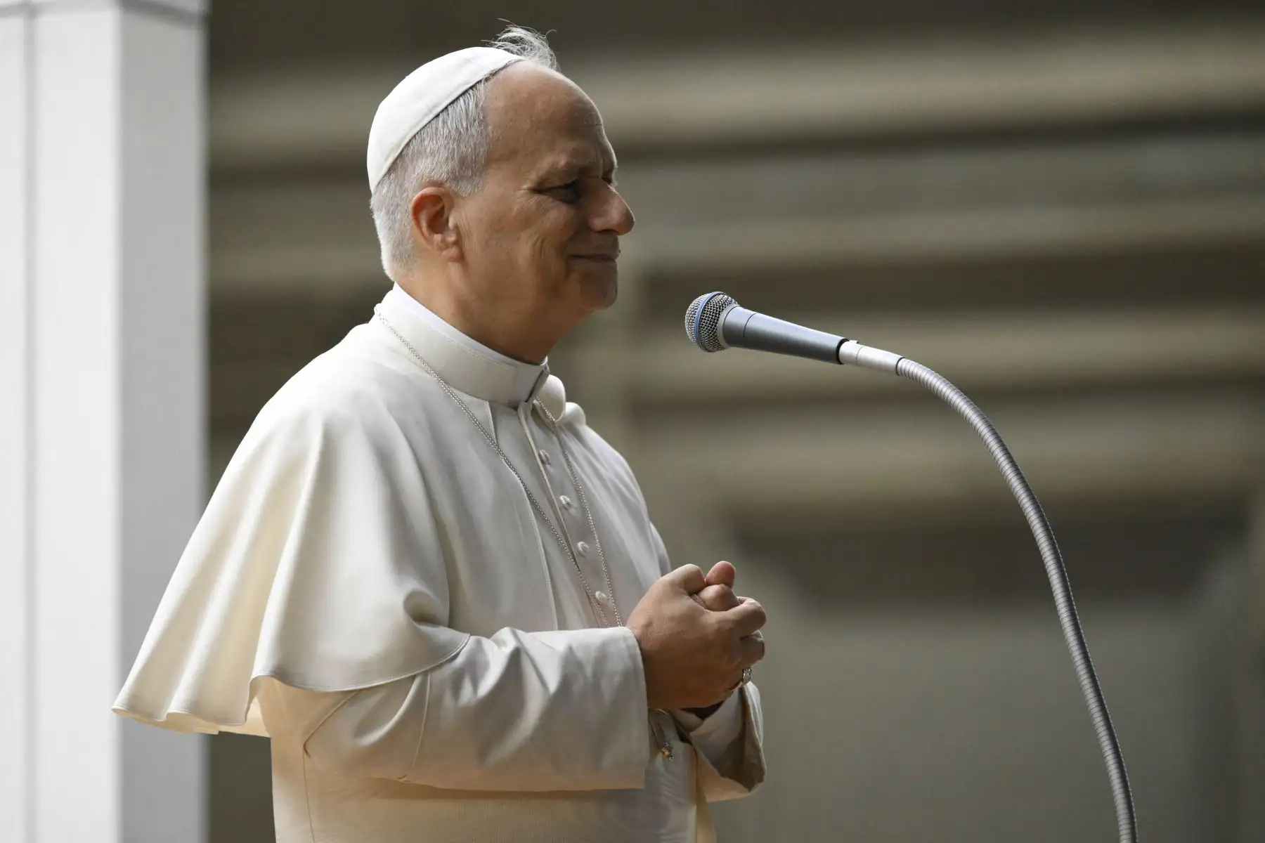 Esta foto difundida por la oficina de prensa del Vaticano, Vatican Media, muestra al Papa León XIV saludando al llegar inesperadamente en el Papamóvil para saludar a los peregrinos que esperaban en la Plaza de San Pedro, antes de la misa inaugural del Jubileo de la Juventud en el Vaticano. Decenas de miles de jóvenes católicos de todo el mundo se reunieron en Roma para una semana de peregrinación durante el Jubileo de la Juventud del Vaticano, un evento que se celebra cada 25 años. AFP