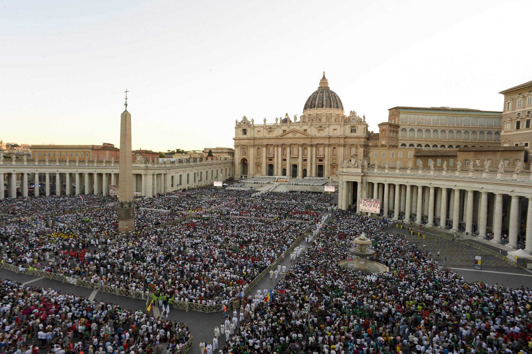 Esta foto difundida por la oficina de prensa del Vaticano, Vatican Media, muestra al Papa León XIV saludando al llegar inesperadamente en el Papamóvil para saludar a los peregrinos que esperaban en la Plaza de San Pedro, antes de la misa inaugural del Jubileo de la Juventud en el Vaticano. Decenas de miles de jóvenes católicos de todo el mundo se reunieron en Roma para una semana de peregrinación durante el Jubileo de la Juventud del Vaticano, un evento que se celebra cada 25 años. AFP