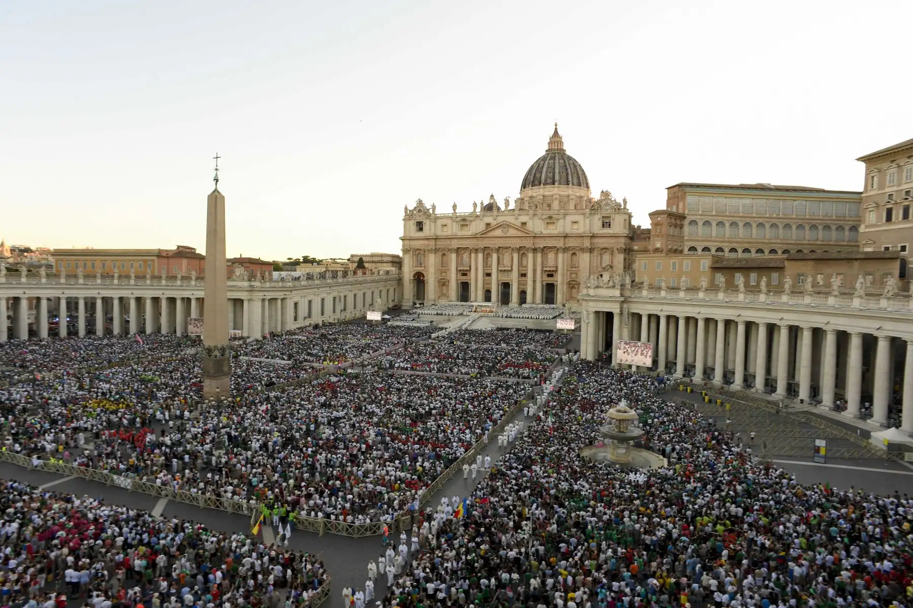 Esta foto difundida por la oficina de prensa del Vaticano, Vatican Media, muestra al Papa León XIV saludando al llegar inesperadamente en el Papamóvil para saludar a los peregrinos que esperaban en la Plaza de San Pedro, antes de la misa inaugural del Jubileo de la Juventud en el Vaticano. Decenas de miles de jóvenes católicos de todo el mundo se reunieron en Roma para una semana de peregrinación durante el Jubileo de la Juventud del Vaticano, un evento que se celebra cada 25 años. AFP