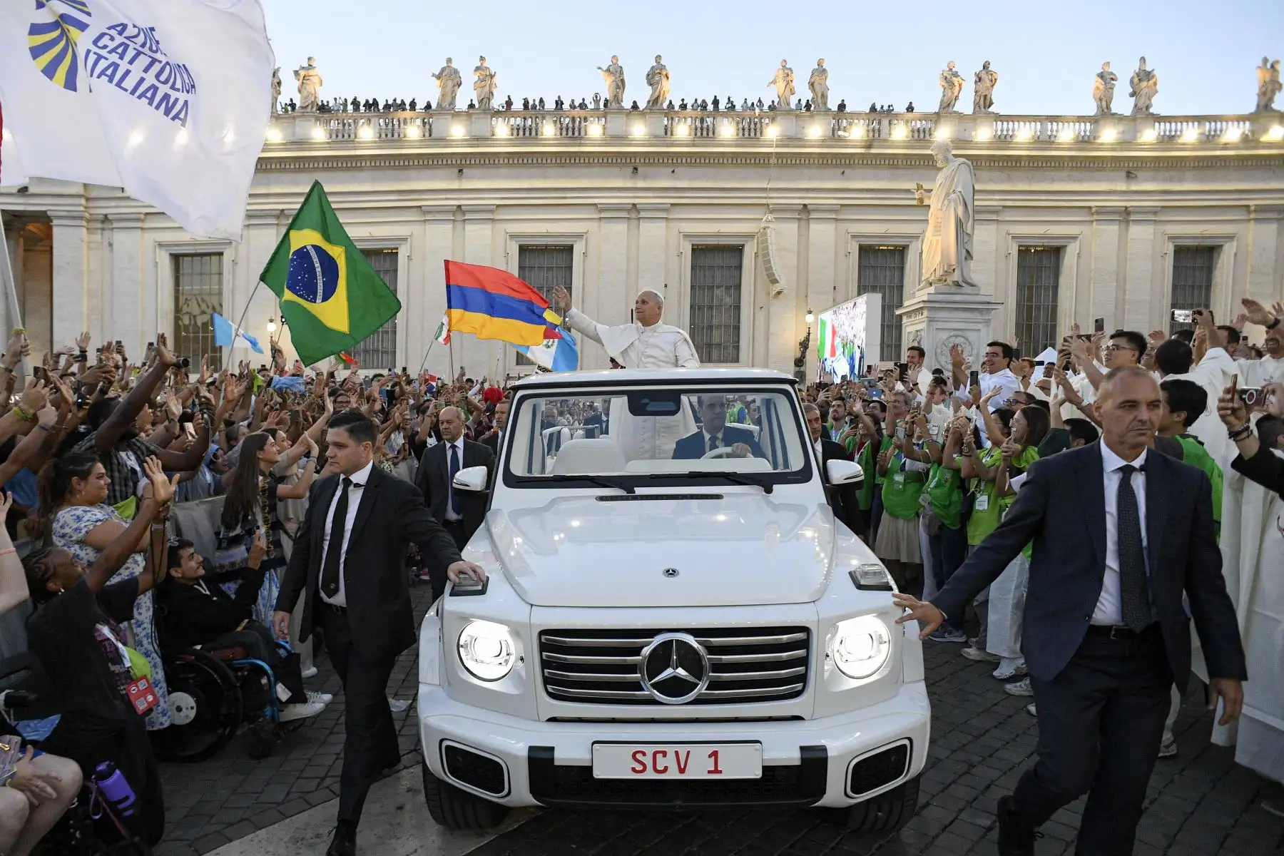 Esta foto difundida por la oficina de prensa del Vaticano, Vatican Media, muestra al Papa León XIV saludando al llegar inesperadamente en el Papamóvil para saludar a los peregrinos que esperaban en la Plaza de San Pedro, antes de la misa inaugural del Jubileo de la Juventud en el Vaticano. Decenas de miles de jóvenes católicos de todo el mundo se reunieron en Roma para una semana de peregrinación durante el Jubileo de la Juventud del Vaticano, un evento que se celebra cada 25 años. AFP