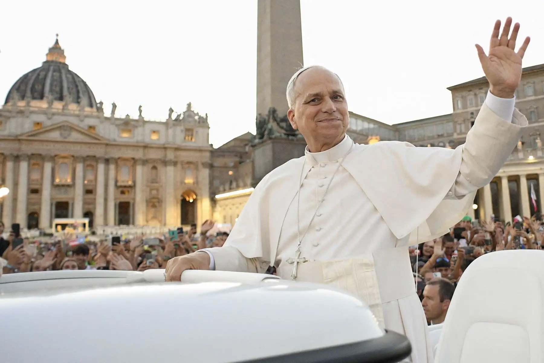Esta foto difundida por la oficina de prensa del Vaticano, Vatican Media, muestra al Papa León XIV saludando al llegar inesperadamente en el Papamóvil para saludar a los peregrinos que esperaban en la Plaza de San Pedro, antes de la misa inaugural del Jubileo de la Juventud en el Vaticano. Decenas de miles de jóvenes católicos de todo el mundo se reunieron en Roma para una semana de peregrinación durante el Jubileo de la Juventud del Vaticano, un evento que se celebra cada 25 años. AFP