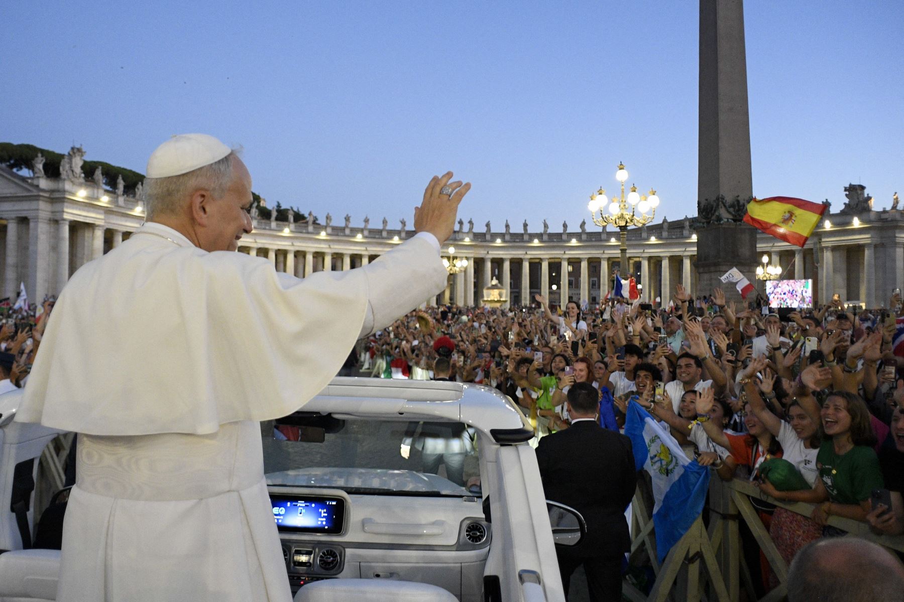 Esta foto difundida por la oficina de prensa del Vaticano, Vatican Media, muestra al Papa León XIV saludando al llegar inesperadamente en el Papamóvil para saludar a los peregrinos que esperaban en la Plaza de San Pedro, antes de la misa inaugural del Jubileo de la Juventud en el Vaticano. Decenas de miles de jóvenes católicos de todo el mundo se reunieron en Roma para una semana de peregrinación durante el Jubileo de la Juventud del Vaticano, un evento que se celebra cada 25 años. AFP