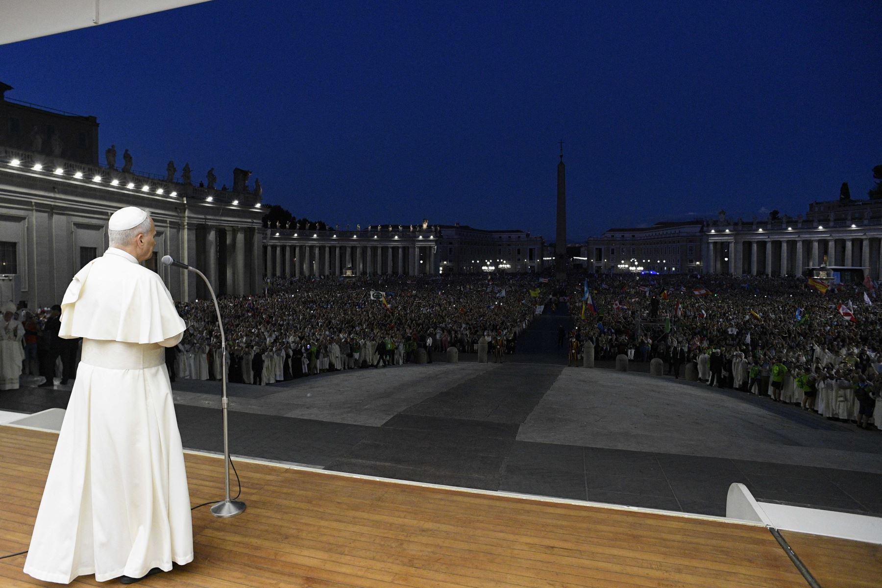 Esta foto difundida por la oficina de prensa del Vaticano, Vatican Media, muestra al Papa León XIV saludando al llegar inesperadamente en el Papamóvil para saludar a los peregrinos que esperaban en la Plaza de San Pedro, antes de la misa inaugural del Jubileo de la Juventud en el Vaticano. Decenas de miles de jóvenes católicos de todo el mundo se reunieron en Roma para una semana de peregrinación durante el Jubileo de la Juventud del Vaticano, un evento que se celebra cada 25 años. AFP