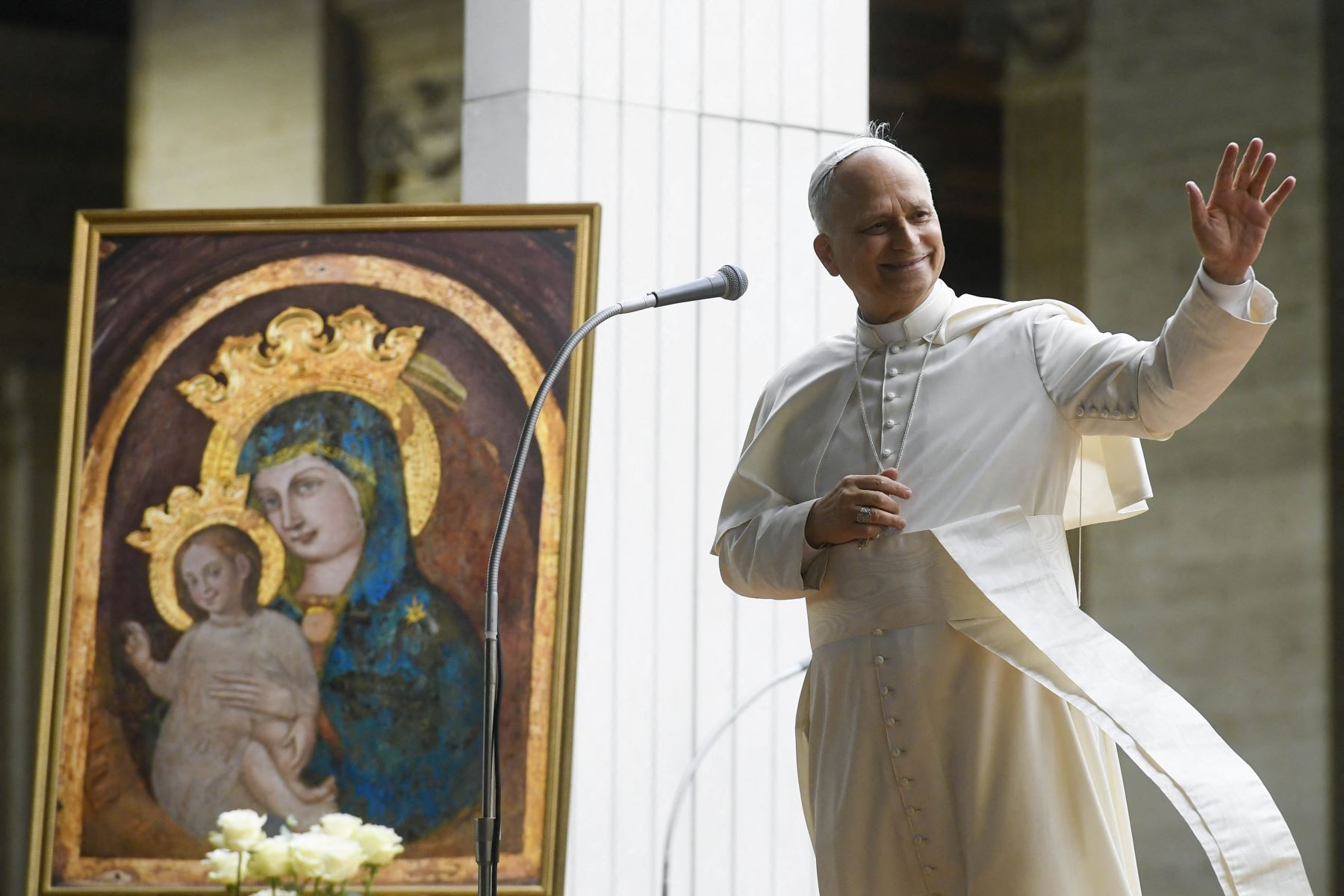 Esta foto difundida por la oficina de prensa del Vaticano, Vatican Media, muestra al Papa León XIV saludando a los peregrinos reunidos en la Plaza de San Pedro, antes de la misa inaugural del Jubileo de la Juventud en el Vaticano. Decenas de miles de jóvenes católicos de todo el mundo se reunieronen Roma para una semana de peregrinación durante el Jubileo de la Juventud del Vaticano, un evento que se celebra cada 25 años. AFP