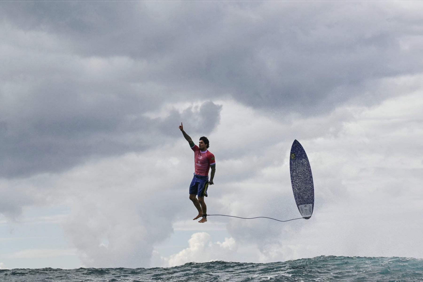 29 July, 2024 El brasileño Gabriel Medina
sale triunfante
de una gran ola en la
quinta serie de la tercera ronda de surf masculino, durante los Juegos Olímpicos de 2024, en
Teahupo
